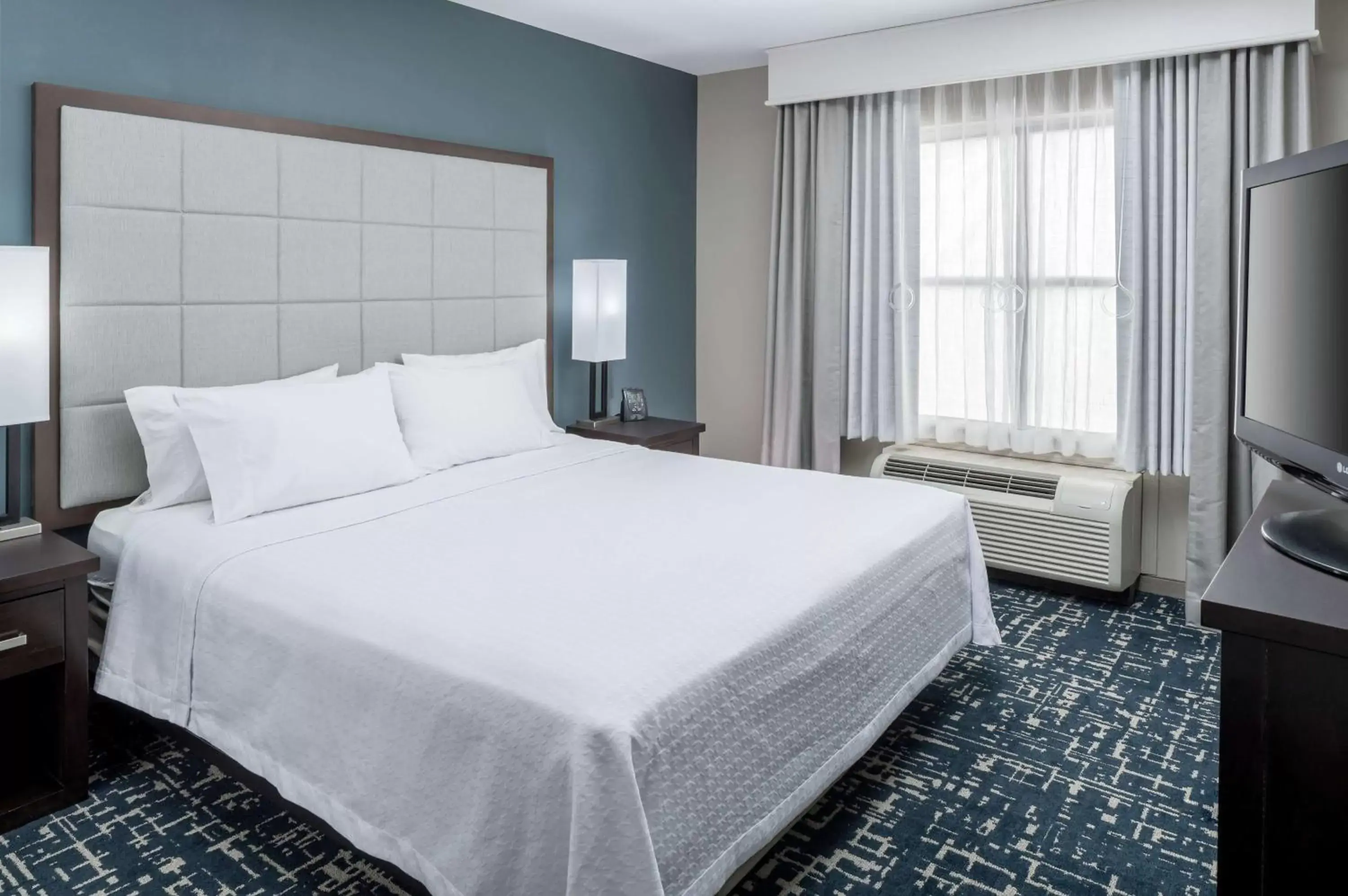 King Suite Mobility/Hearing Access with Tub - Non-Smoking in Homewood Suites by Hilton Cedar Rapids-North King Suite Mobility/Hearing Access with Tub - Non-Smoking in Homewood Suites by Hilton Cedar Rapids-North