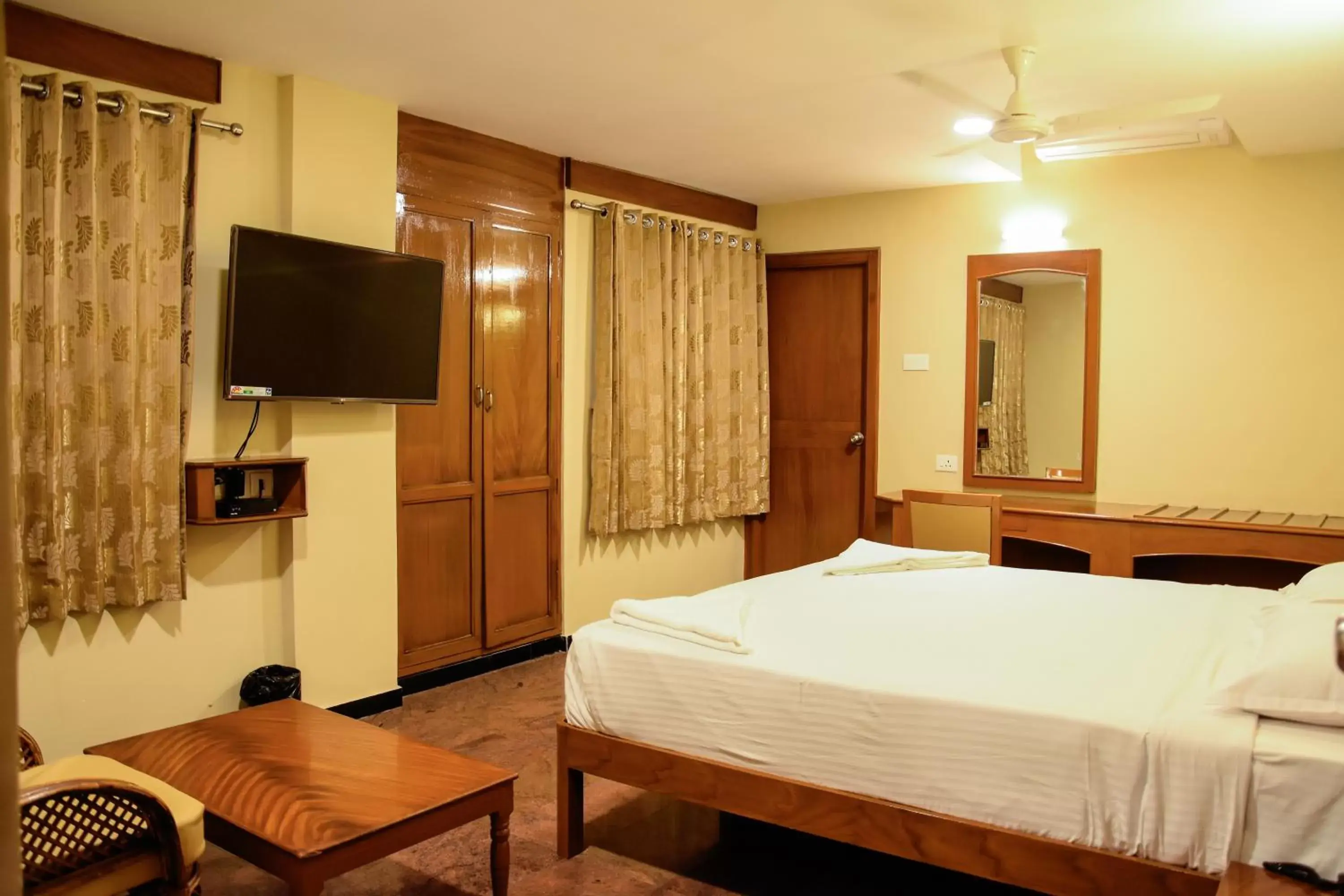 Superior Double Room - single occupancy in Poppys Tower Tiruppur Superior Double Room - single occupancy in Poppys Tower Tiruppur