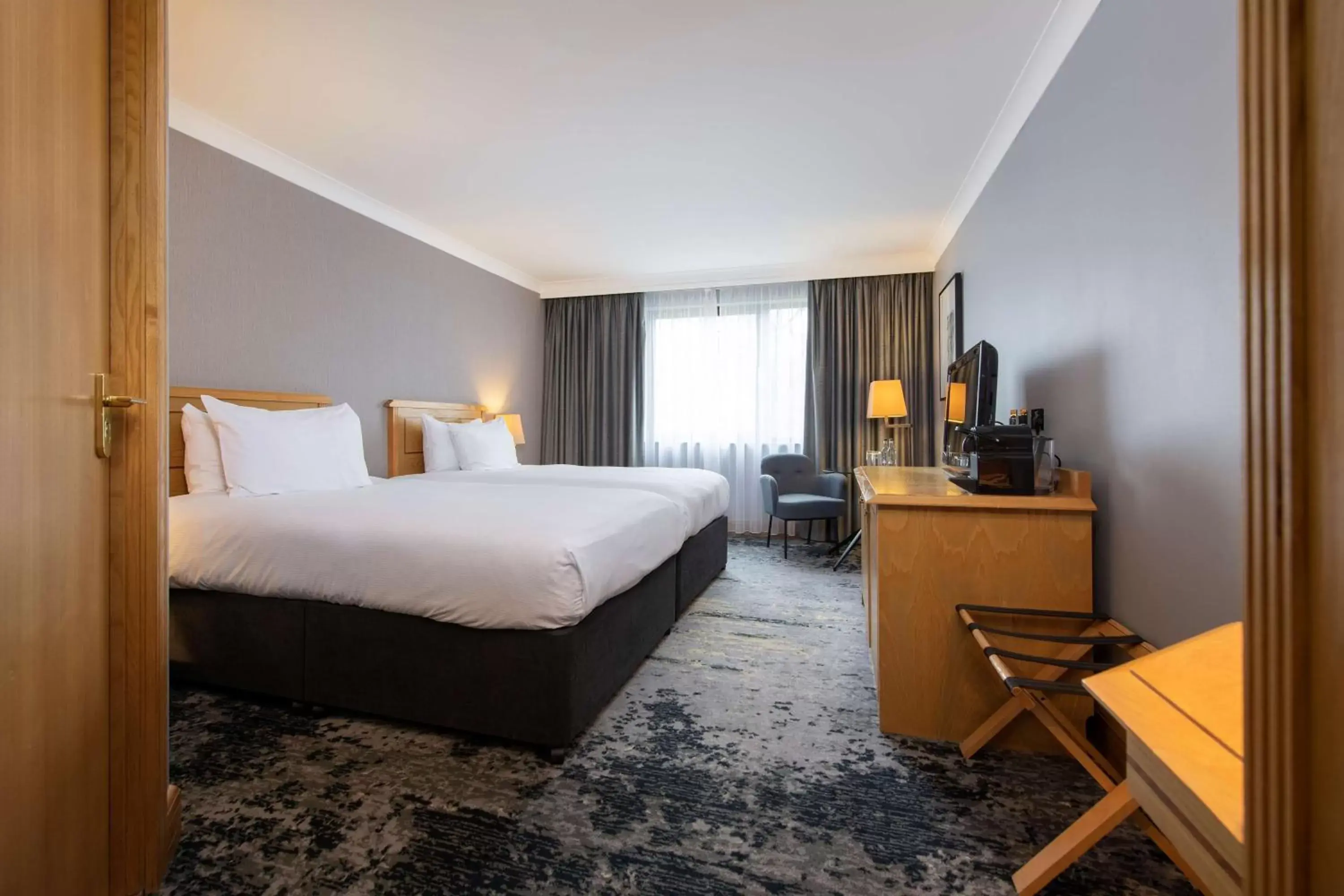 Deluxe Twin Room in DoubleTree by Hilton Swindon Hotel Deluxe Twin Room in DoubleTree by Hilton Swindon Hotel