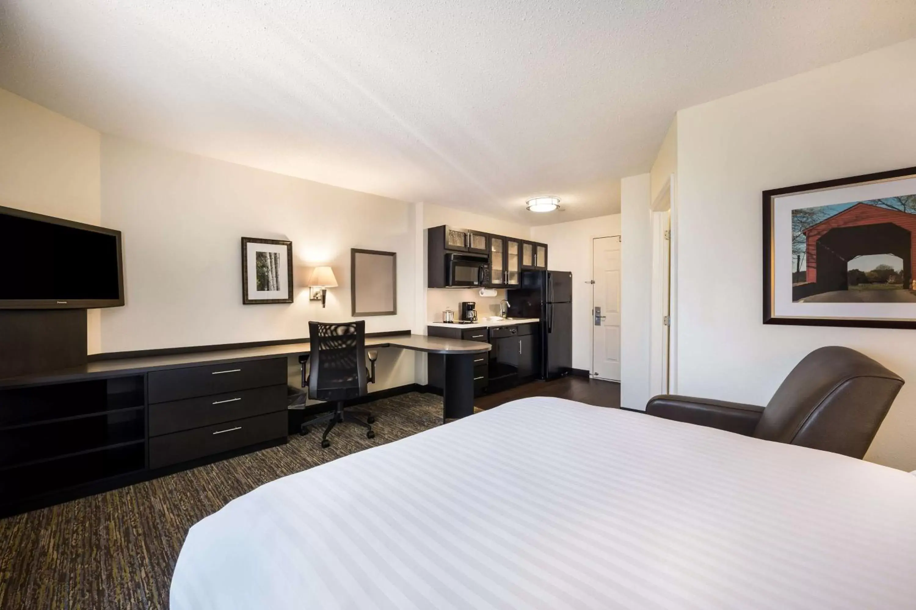 Studio Queen Suite with Bathtub - Mobility Accessible in Sonesta Simply Suites Columbus Airport Gahanna Studio Queen Suite with Bathtub - Mobility Accessible in Sonesta Simply Suites Columbus Airport Gahanna