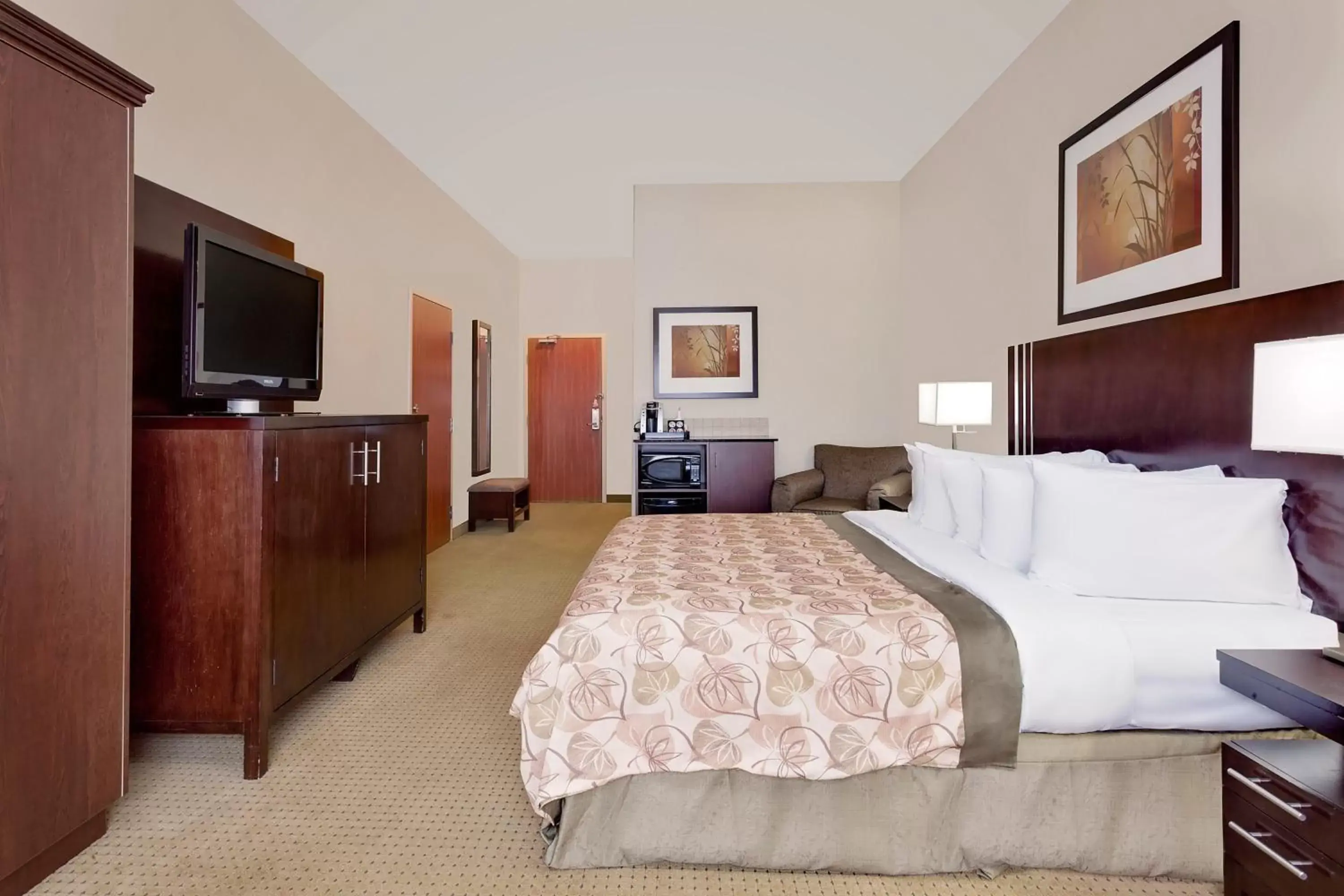 King Room- Non-Smoking in Ramada by Wyndham Lac La Biche King Room- Non-Smoking in Ramada by Wyndham Lac La Biche