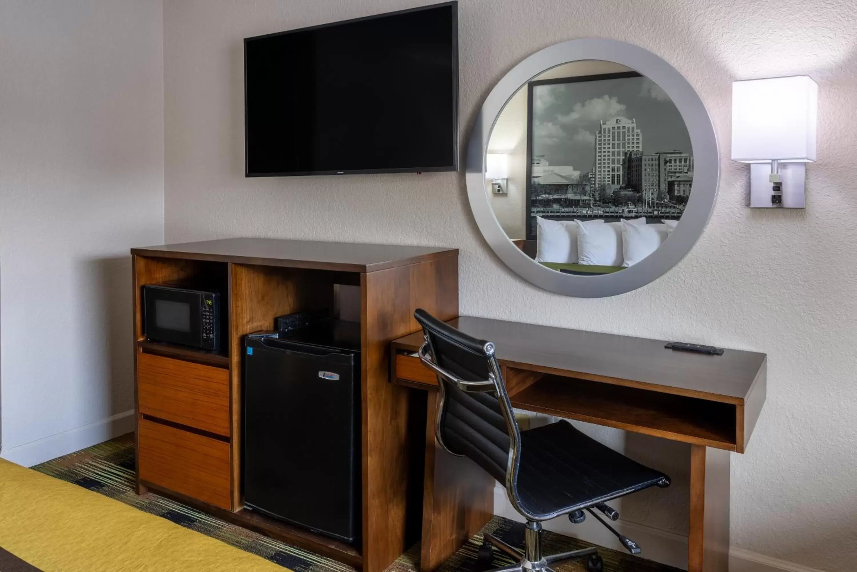 Deluxe Queen Room with Two Queen Beds - Smoking in Super 8 by Wyndham Williamsburg/Historic Area Deluxe Queen Room with Two Queen Beds - Smoking in Super 8 by Wyndham Williamsburg/Historic Area