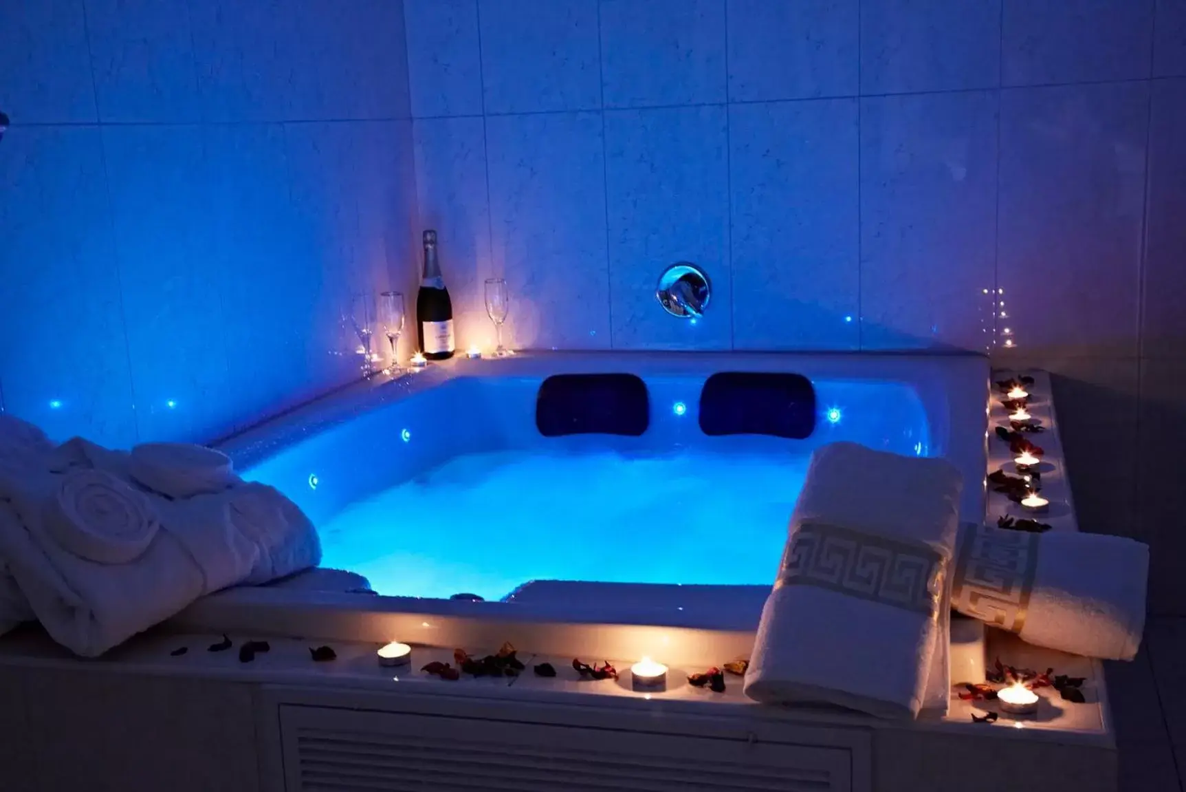 Deluxe Suite with Hot Tub in Hotel House Deluxe Suite with Hot Tub in Hotel House