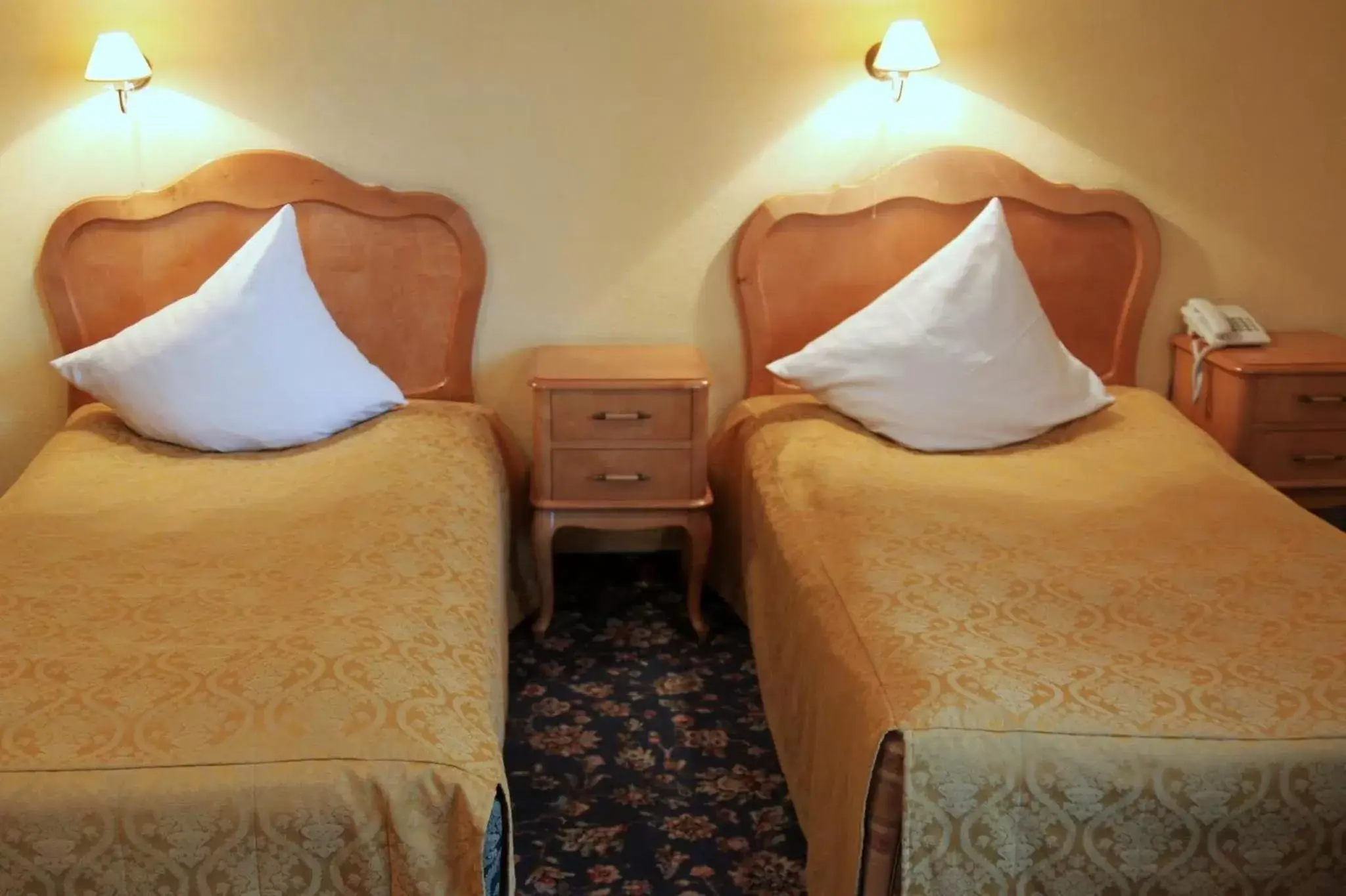 Classic Twin Room without Air Conditioning in Dedek Park - historyczny dworek w pięknym Parku Skaryszewskim obok Stadionu Narodowego Classic Twin Room without Air Conditioning in Dedek Park - historyczny dworek w pięknym Parku Skaryszewskim obok Stadionu Narodowego