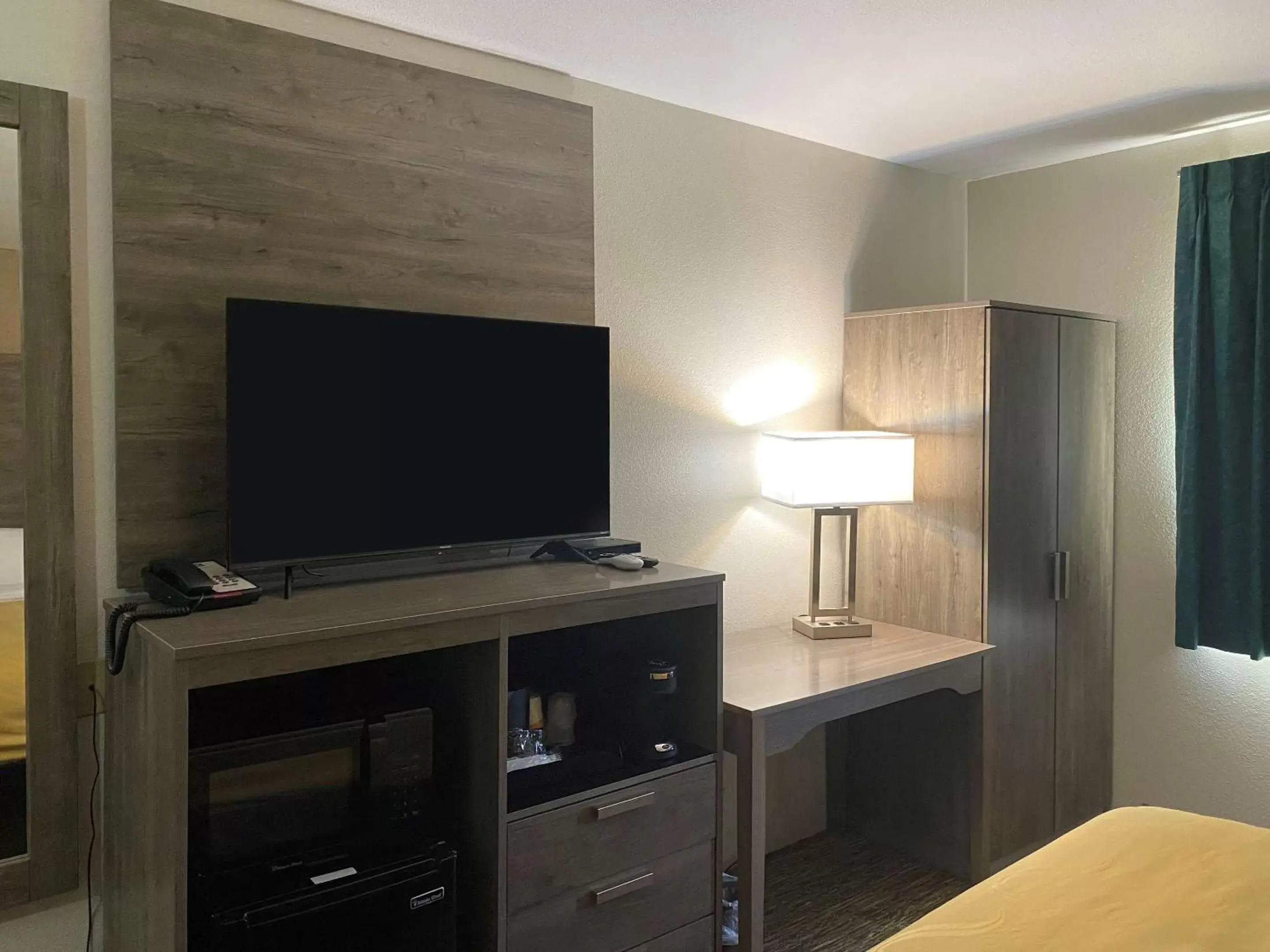 Standard Queen Room with Two Queen Beds - Non-Smoking in Quality Inn Albuquerque East I-40 Juan Tabo Exit Standard Queen Room with Two Queen Beds - Non-Smoking in Quality Inn Albuquerque East I-40 Juan Tabo Exit