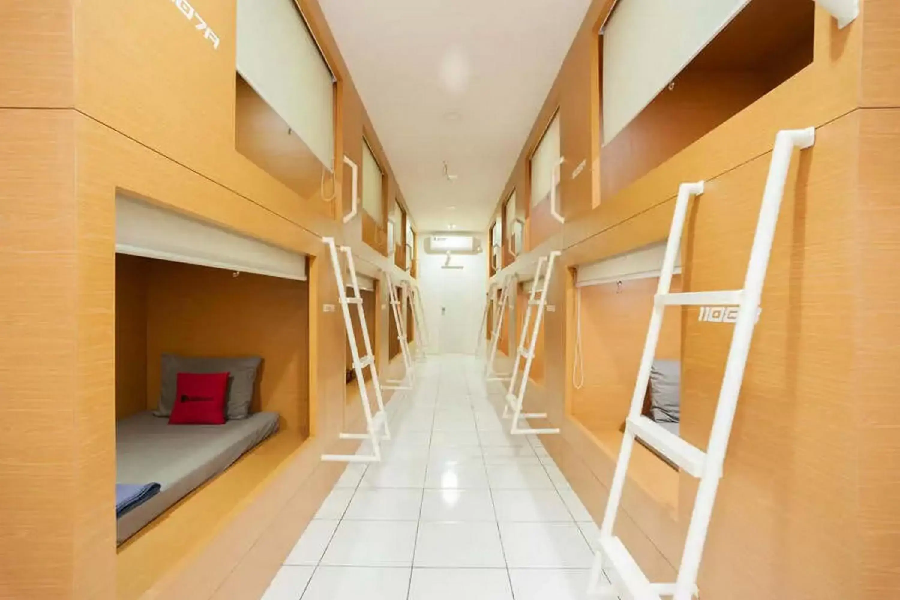 RedDoorz Hostel near Taman Puring RedDoorz Hostel near Taman Puring