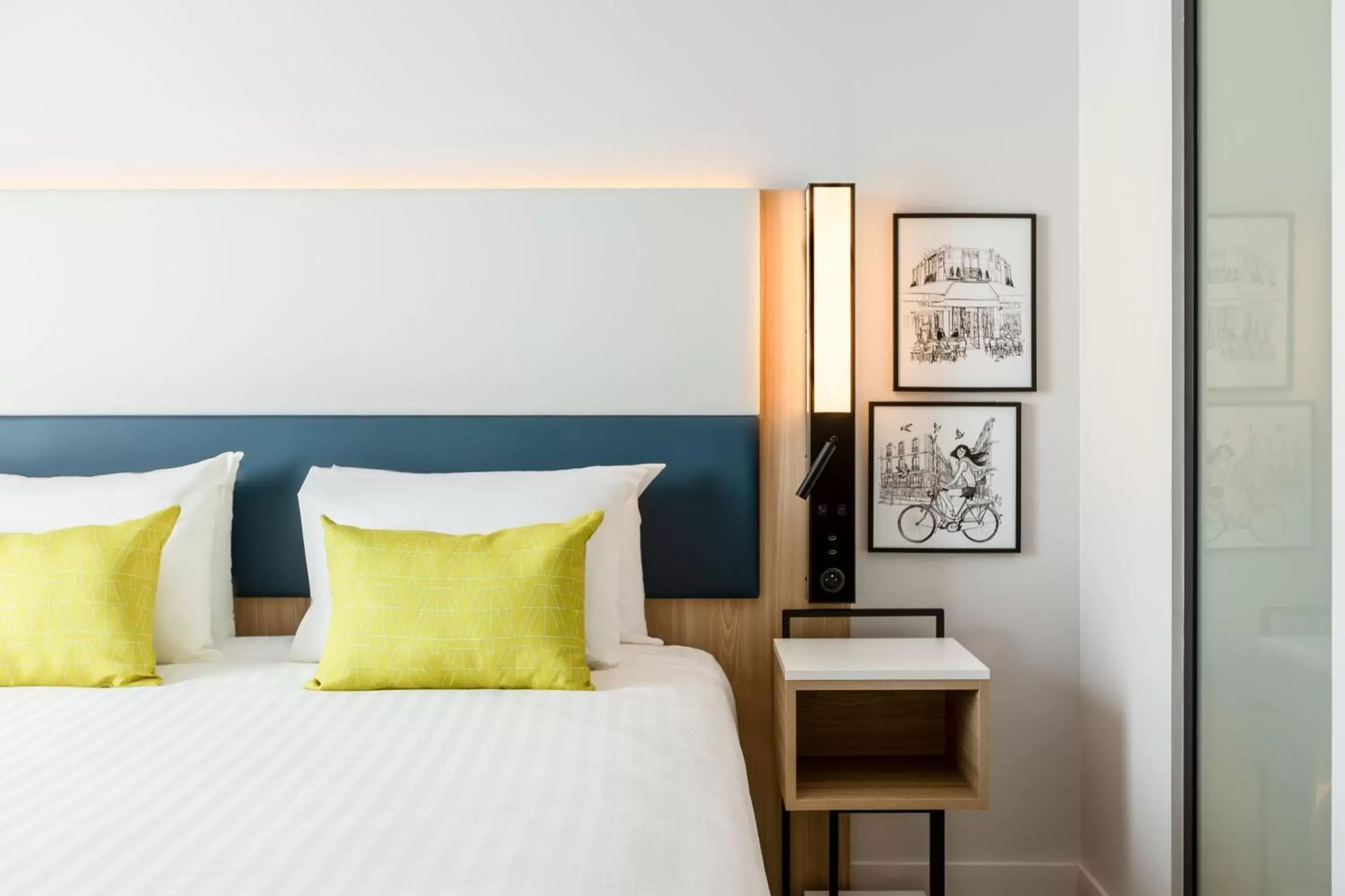 Deluxe Guest room with 1 King in Courtyard by Marriott Paris Creteil Deluxe Guest room with 1 King in Courtyard by Marriott Paris Creteil