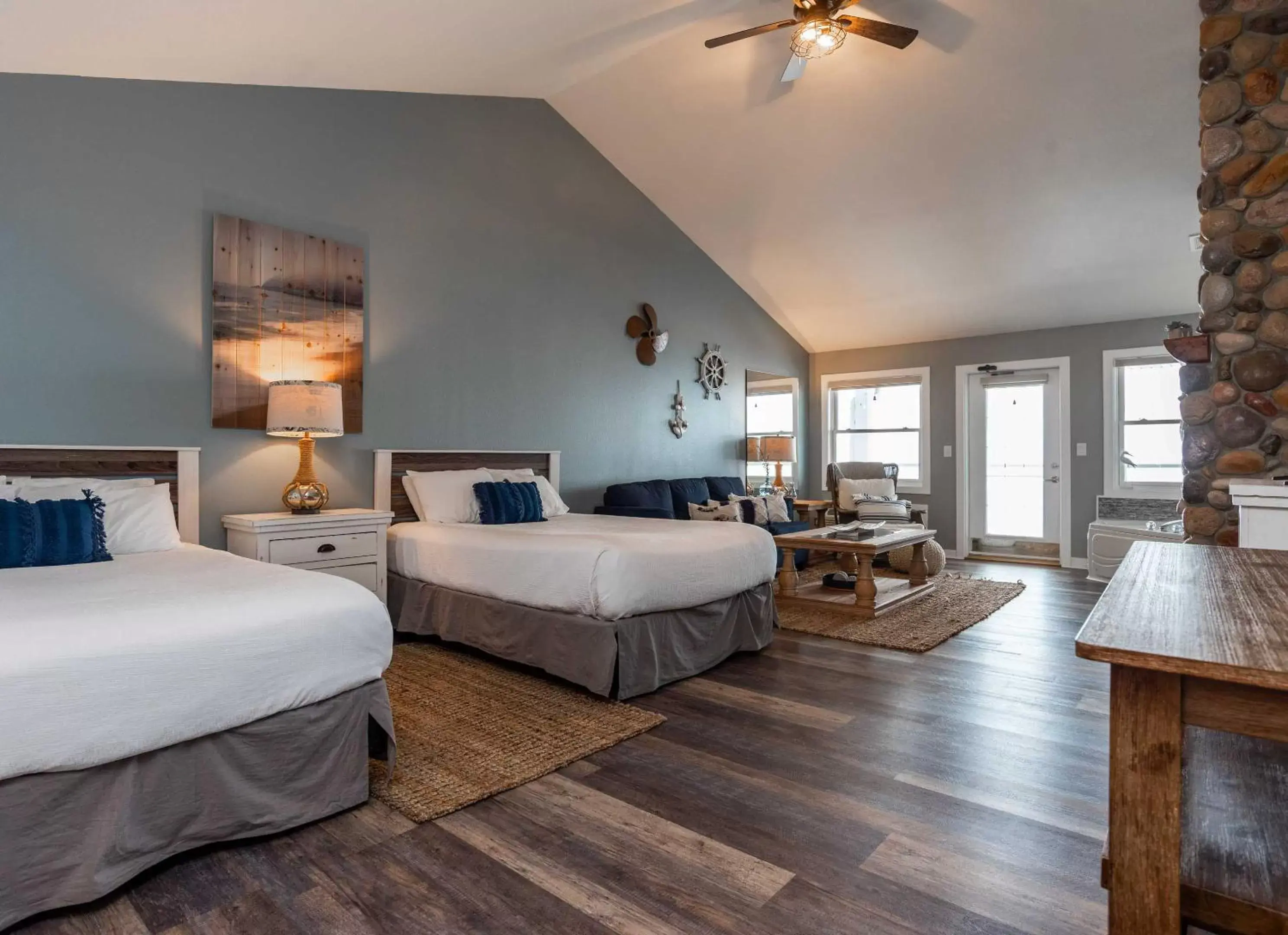 Lakeside Lodge Family Room with Jacuzzi in Quarterdeck Resort Lakeside Lodge Family Room with Jacuzzi in Quarterdeck Resort