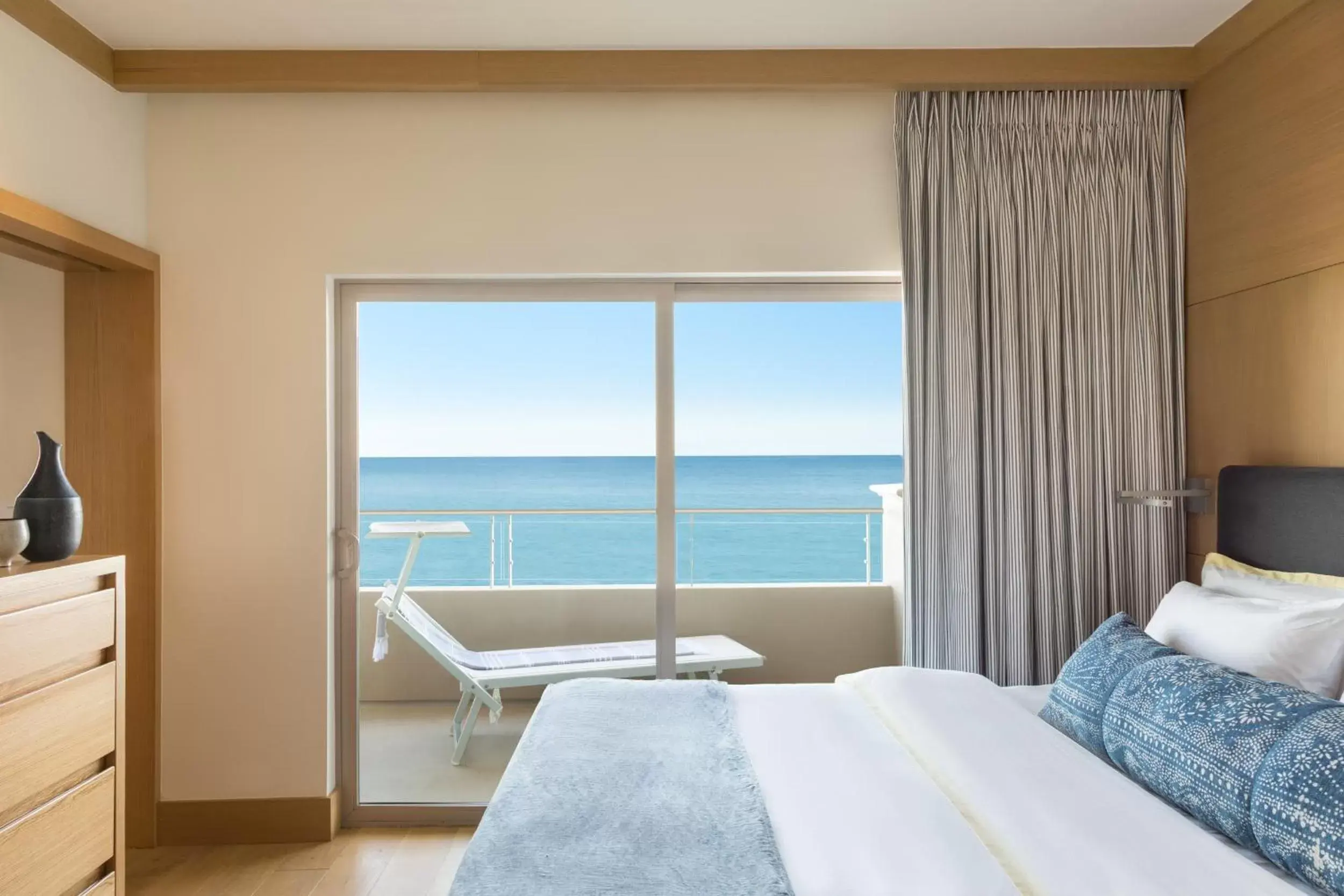 Junior Suite with Ocean View - single occupancy in Malibu Beach Inn Junior Suite with Ocean View - single occupancy in Malibu Beach Inn