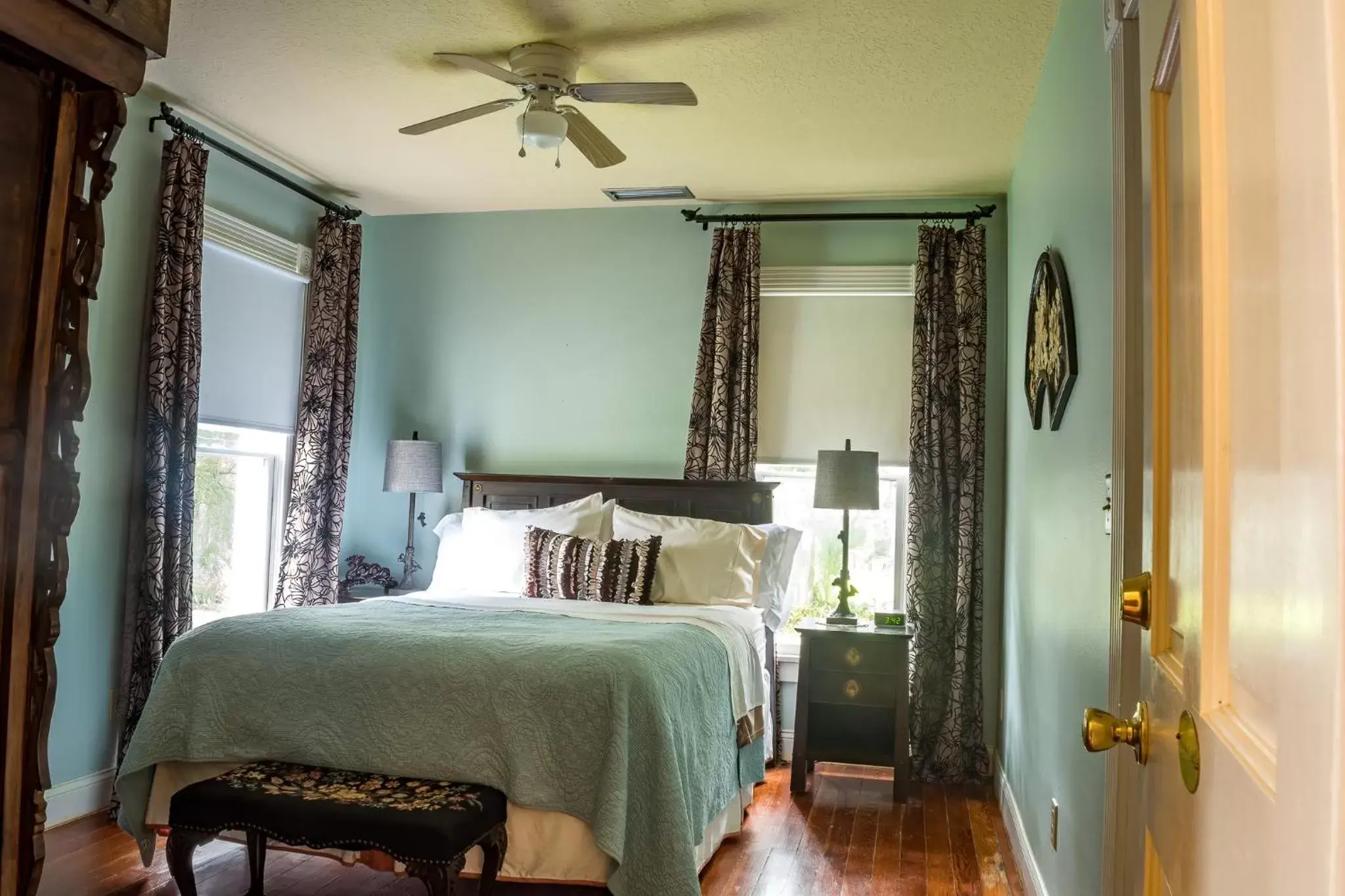 Deluxe Queen Room in The Ann Stevens House Deluxe Queen Room in The Ann Stevens House