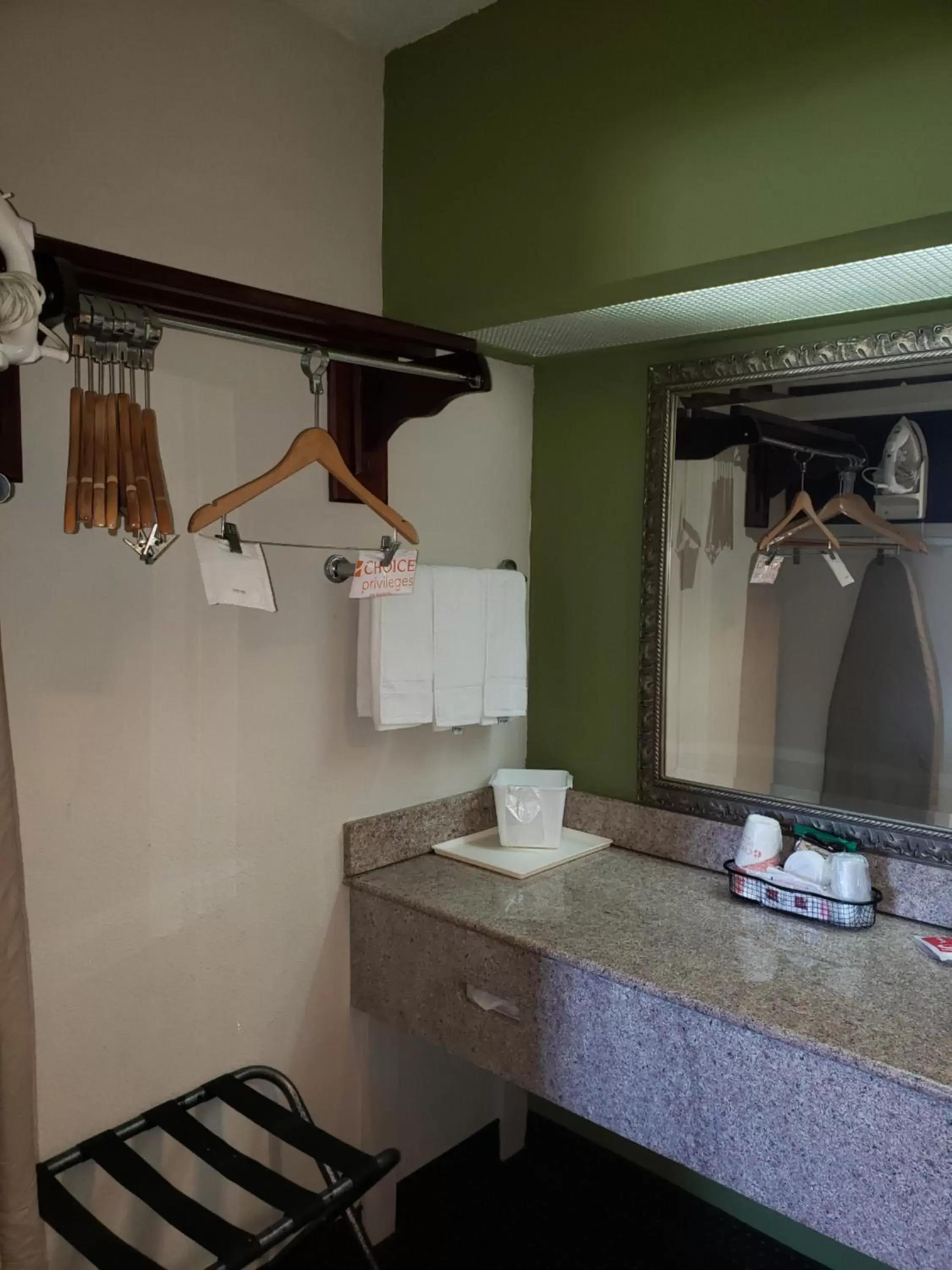 Queen Room - Smoking in Econo Lodge Queen Room - Smoking in Econo Lodge