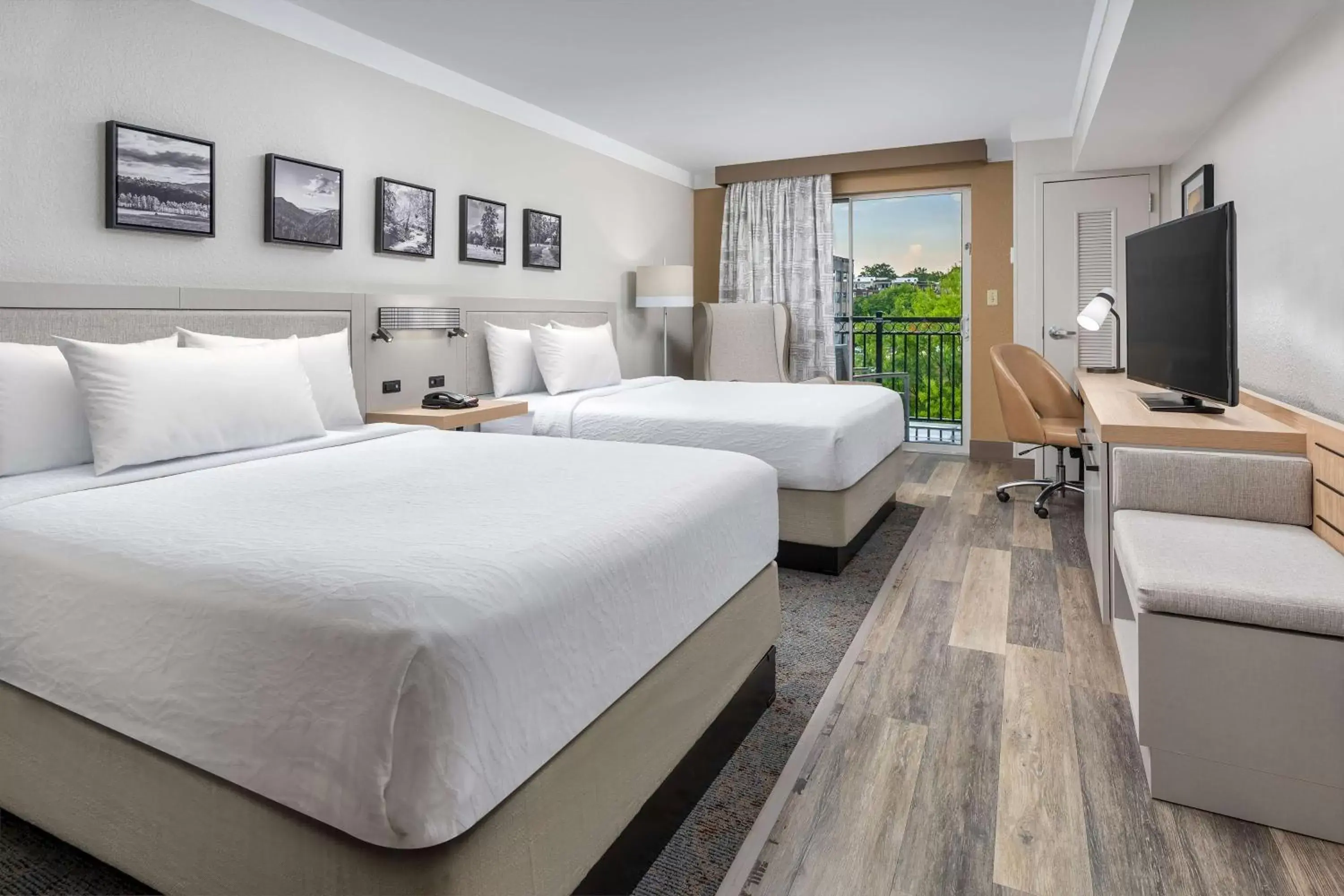 Deluxe Queen Room with Two Queen Beds and Balcony in Hilton Garden Inn Chattanooga Downtown Deluxe Queen Room with Two Queen Beds and Balcony in Hilton Garden Inn Chattanooga Downtown