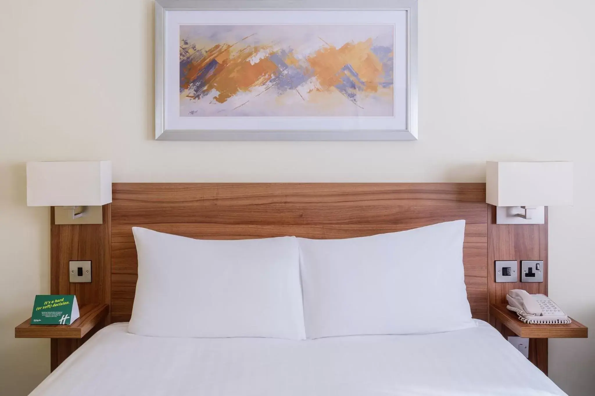 Standard Double or Twin Room in Holiday Inn Milton Keynes East M1 Junc 14, an IHG Hotel Standard Double or Twin Room in Holiday Inn Milton Keynes East M1 Junc 14, an IHG Hotel