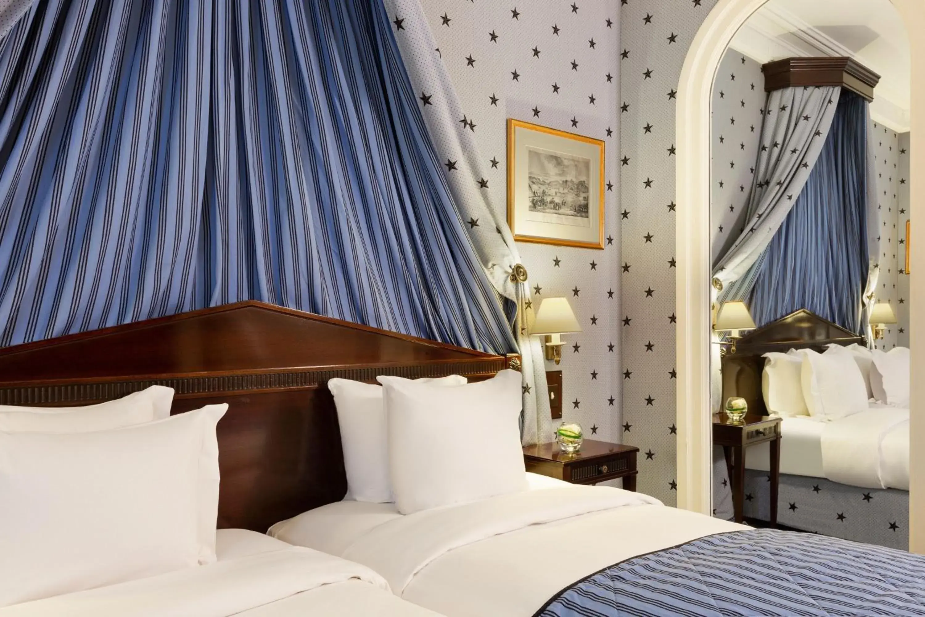 Deluxe Twin Room in Le Dokhan's Paris Arc de Triomphe, a Tribute Portfolio Hotel Deluxe Twin Room in Le Dokhan's Paris Arc de Triomphe, a Tribute Portfolio Hotel