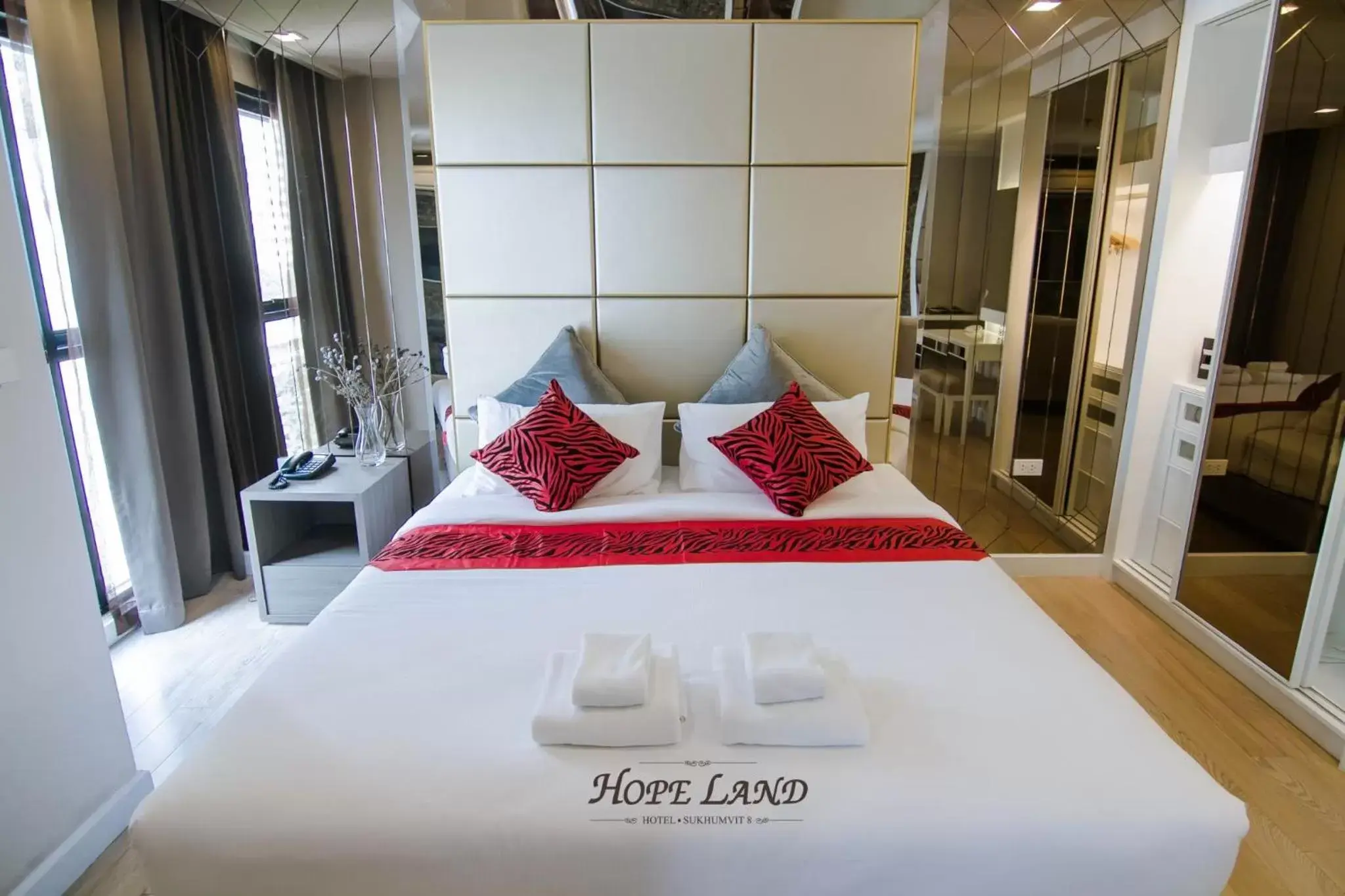 Executive Suite in Hope Land Hotel Sukhumvit 8 Executive Suite in Hope Land Hotel Sukhumvit 8