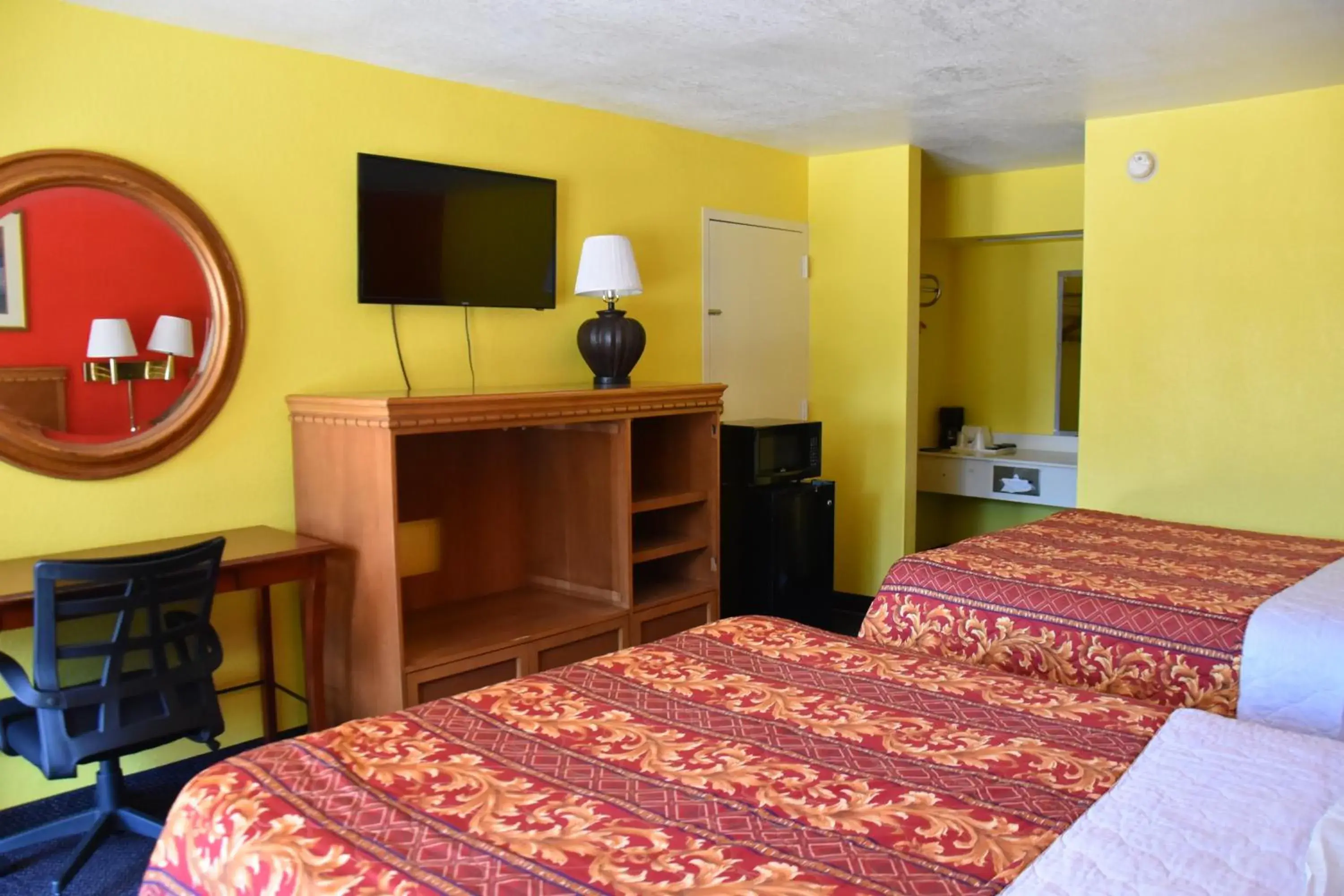 Queen Room with Two Queen Beds - Smoking in Homeplace Inn Queen Room with Two Queen Beds - Smoking in Homeplace Inn