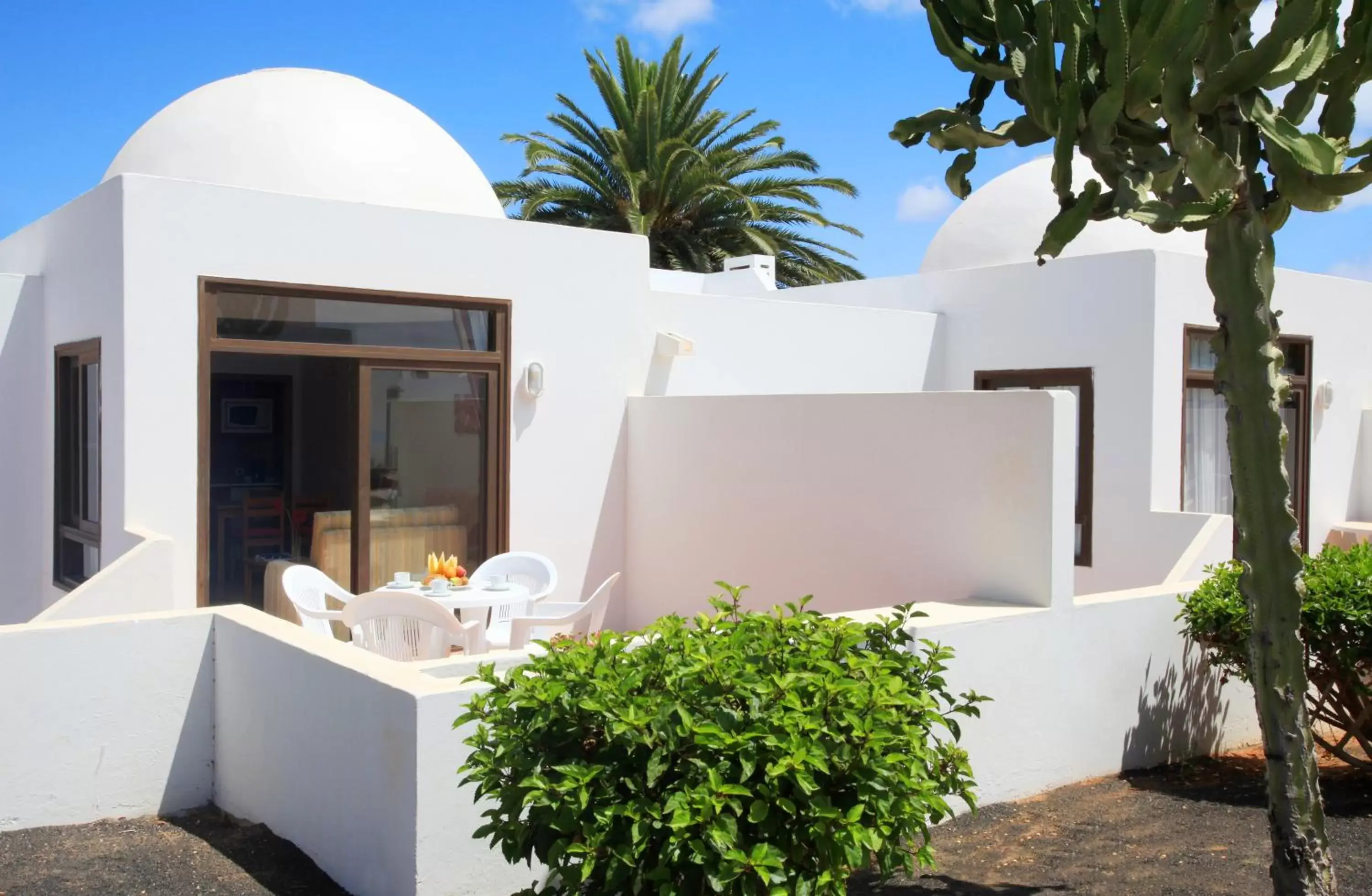 One-Bedroom Bungalow (3 Adults + 2 Child) in H10 Suites Lanzarote Gardens One-Bedroom Bungalow (3 Adults + 2 Child) in H10 Suites Lanzarote Gardens