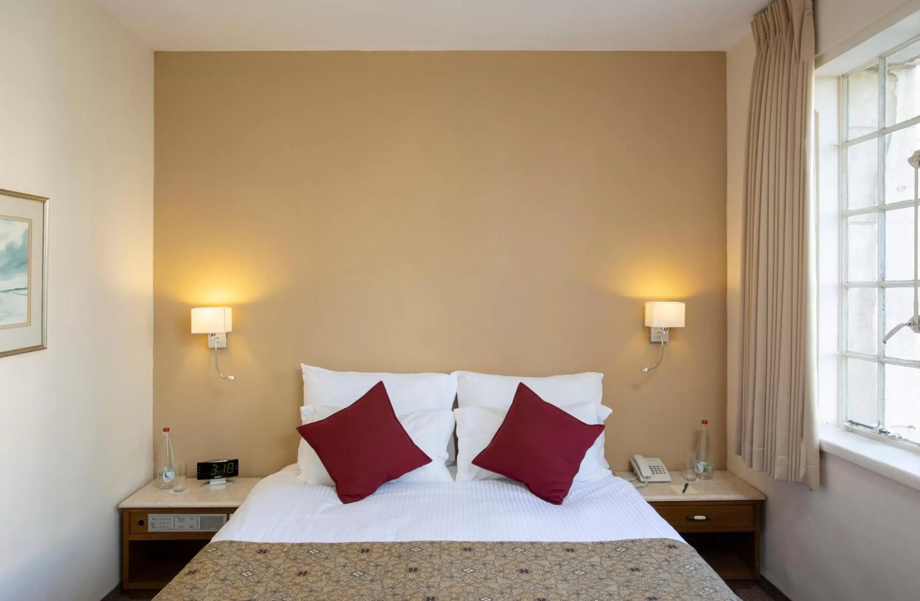 Double Room in YMCA Three Arches Hotel Double Room in YMCA Three Arches Hotel