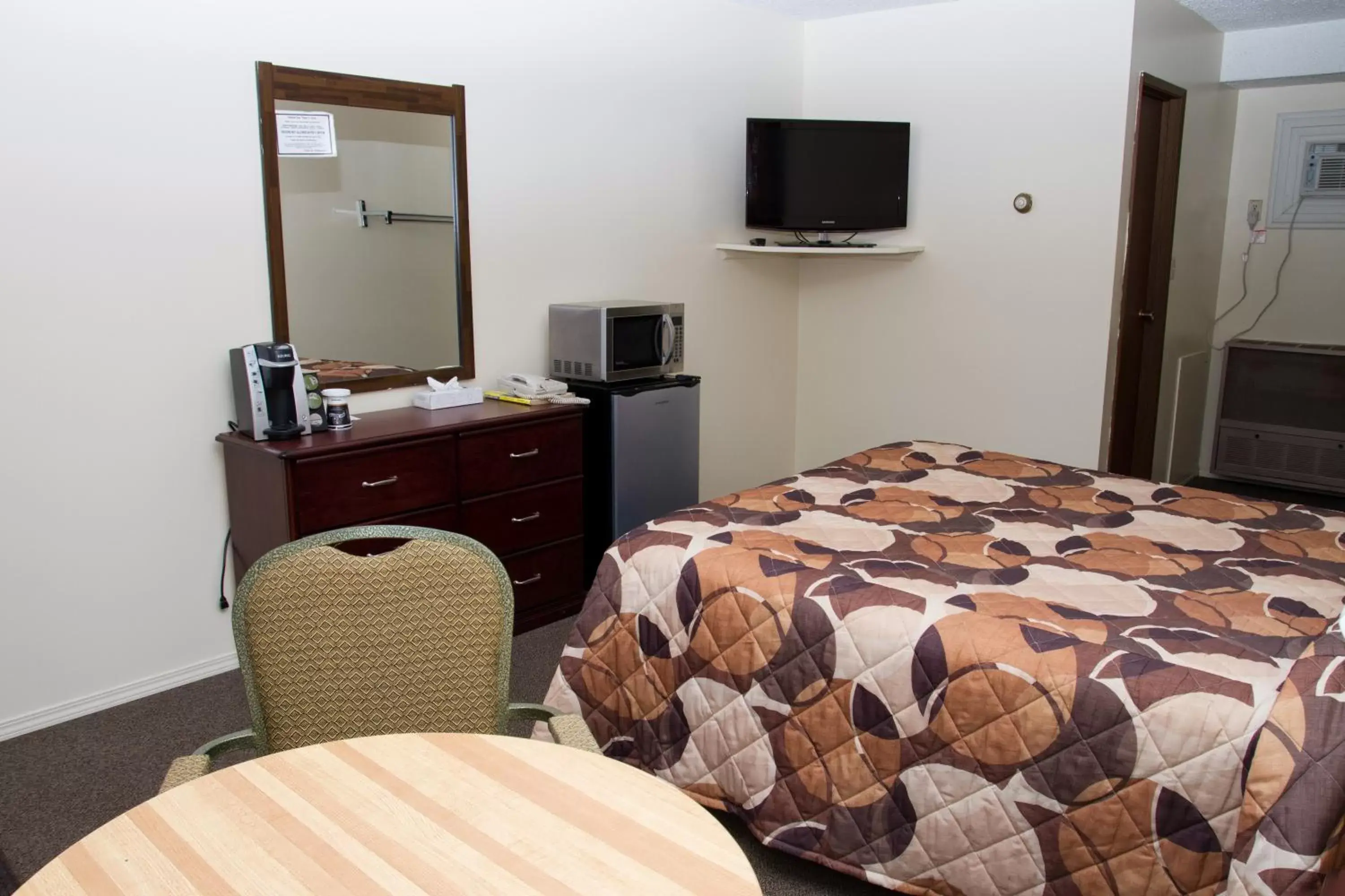 Deluxe Queen Room in Wheel Inn Motel Deluxe Queen Room in Wheel Inn Motel