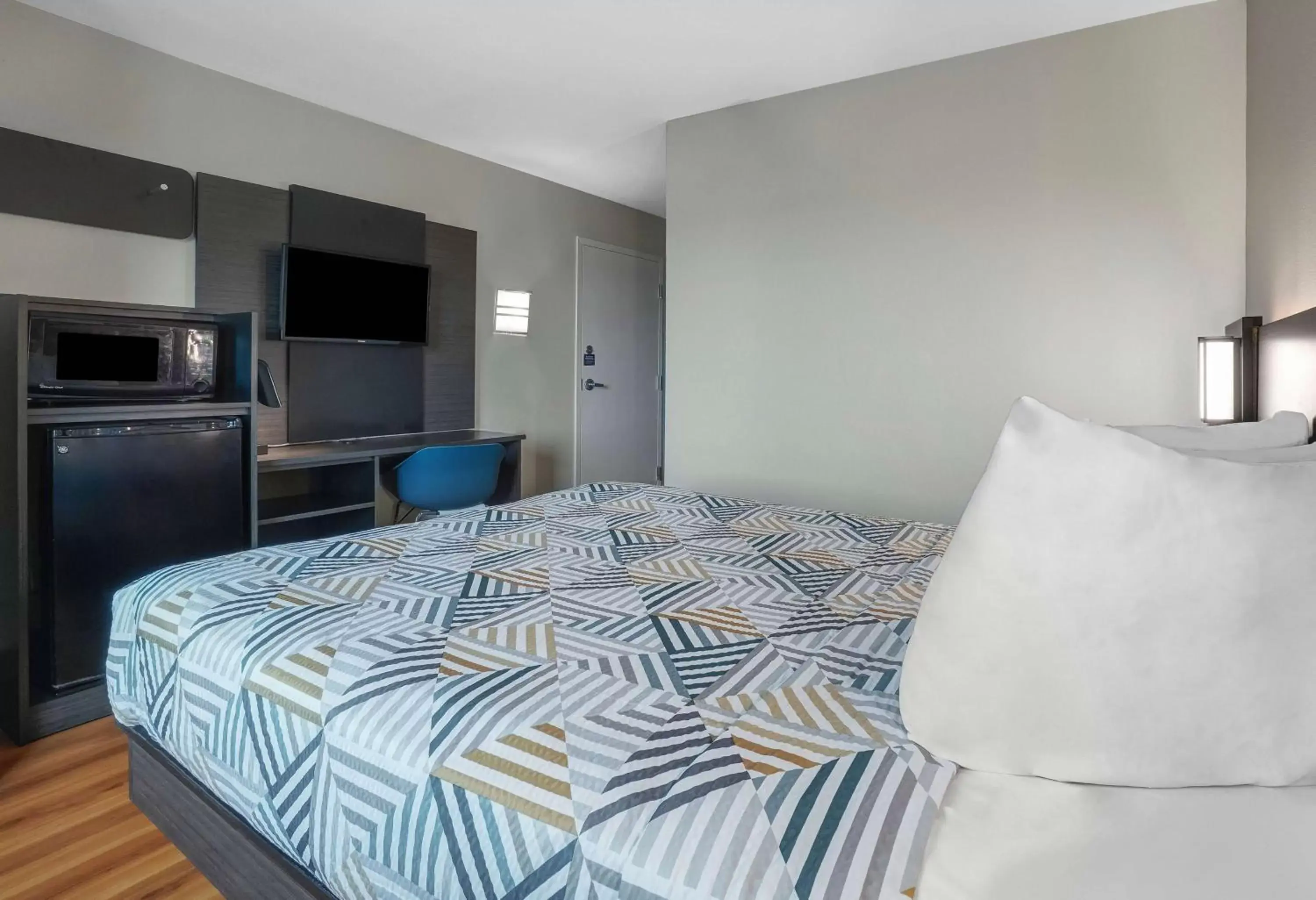 Queen Room - Disability Access - Smoking in Motel 6-Montgomery, AL - Airport Queen Room - Disability Access - Smoking in Motel 6-Montgomery, AL - Airport