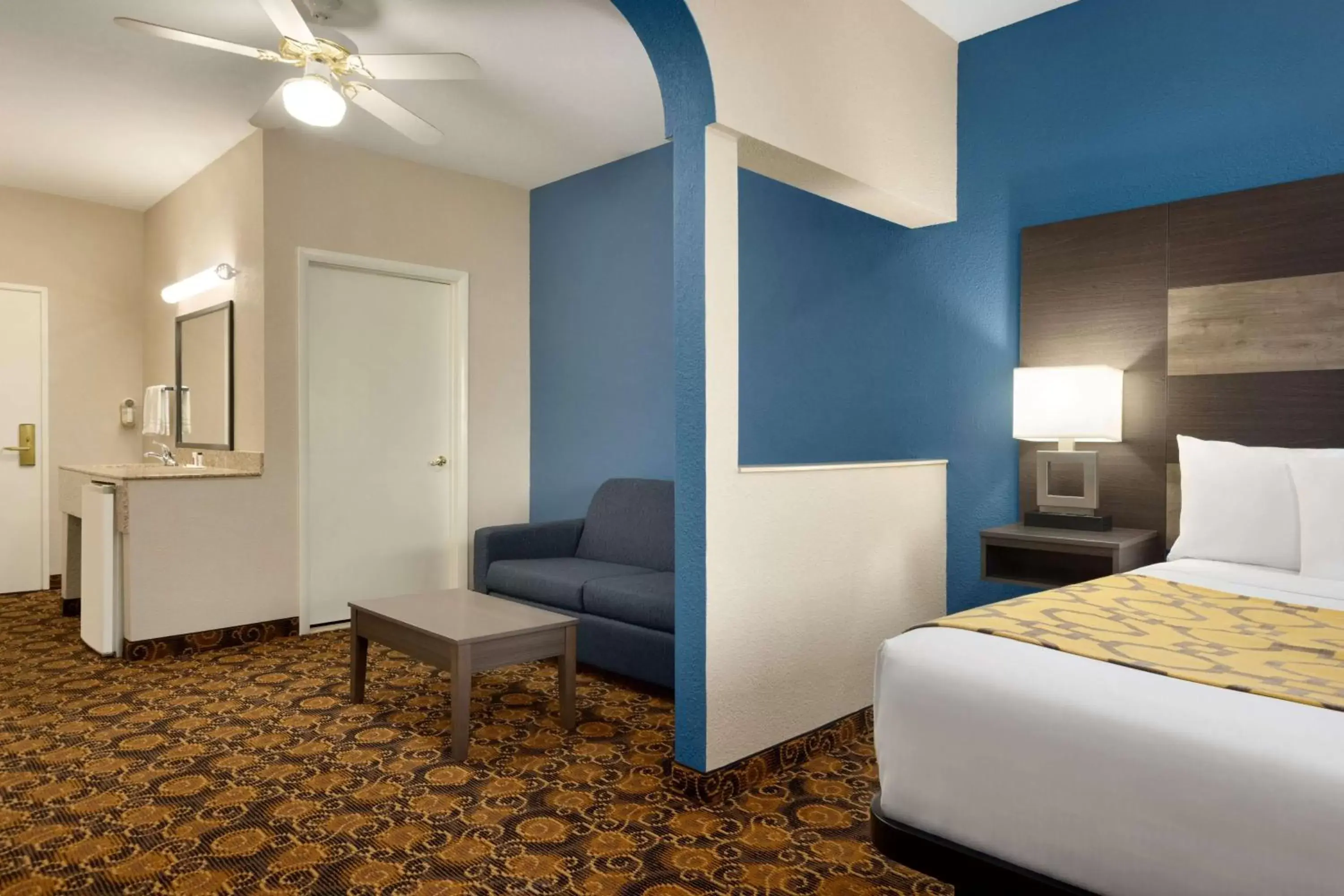 King Suite - Non-Smoking in Baymont by Wyndham Winchester King Suite - Non-Smoking in Baymont by Wyndham Winchester