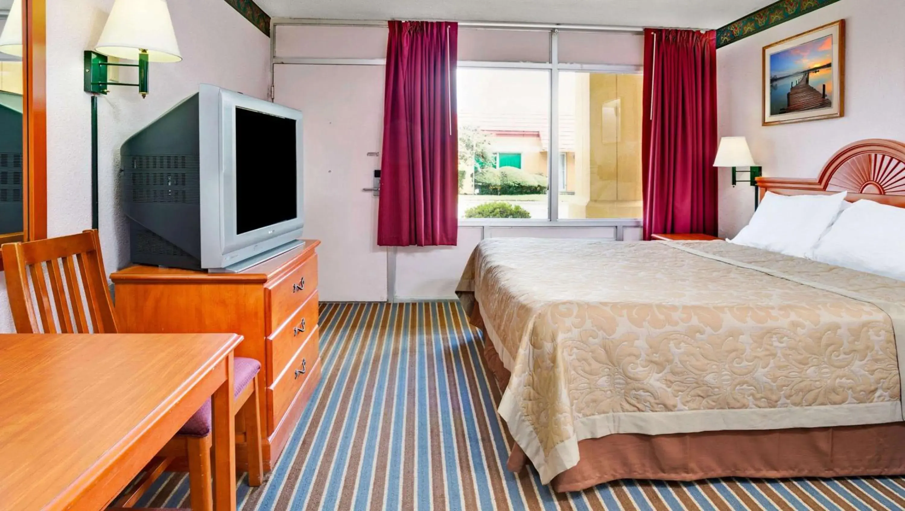 King Room in Magnuson Hotel Jacksonville Downtown King Room in Magnuson Hotel Jacksonville Downtown