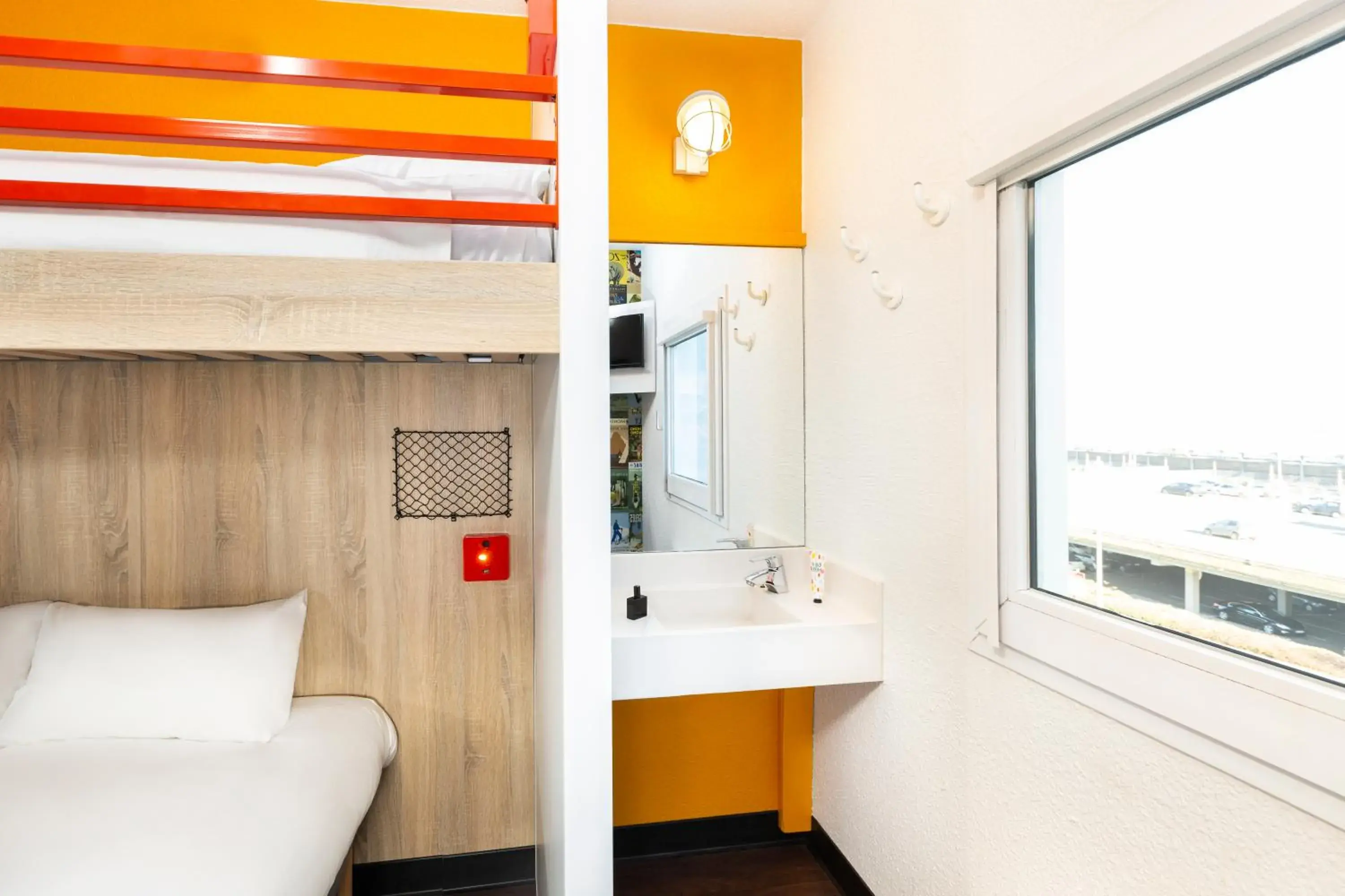 Break Bedroom with Twin Beds and One Bunk Bed in hotelF1 Metz Actipole Break Bedroom with Twin Beds and One Bunk Bed in hotelF1 Metz Actipole