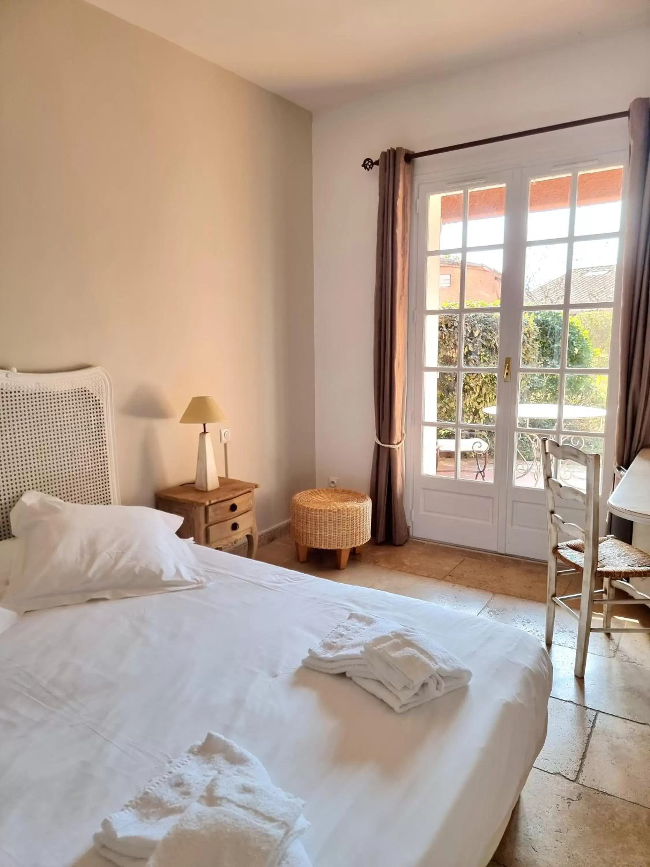 Comfort Double Room with Garden View in Castillon Des Baux Comfort Double Room with Garden View in Castillon Des Baux