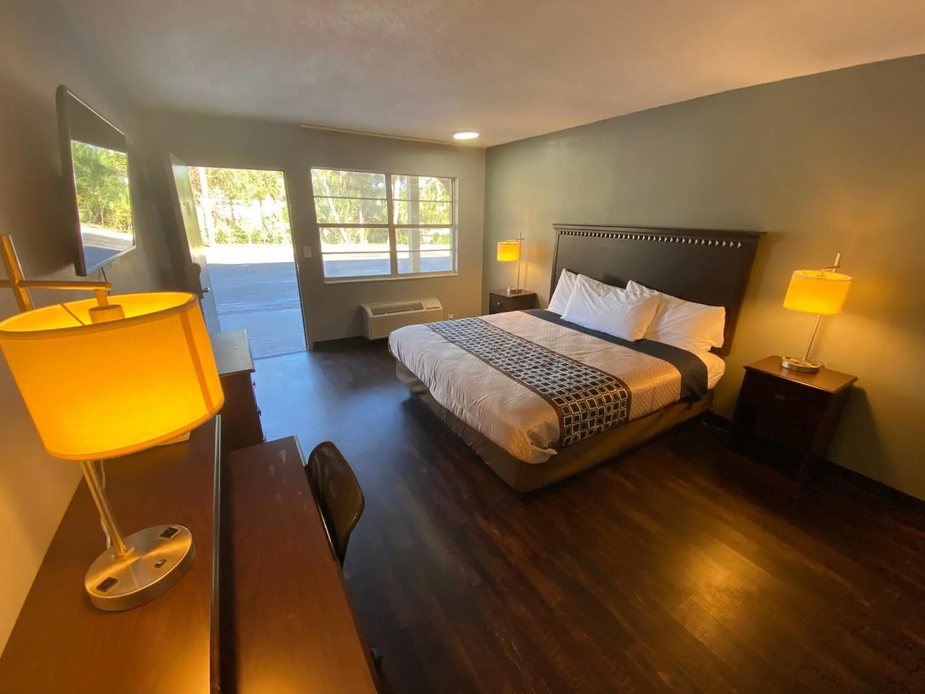 1 King Bed Accessible Non-Smoking in Americas Best Value Inn - Gainesville 1 King Bed Accessible Non-Smoking in Americas Best Value Inn - Gainesville