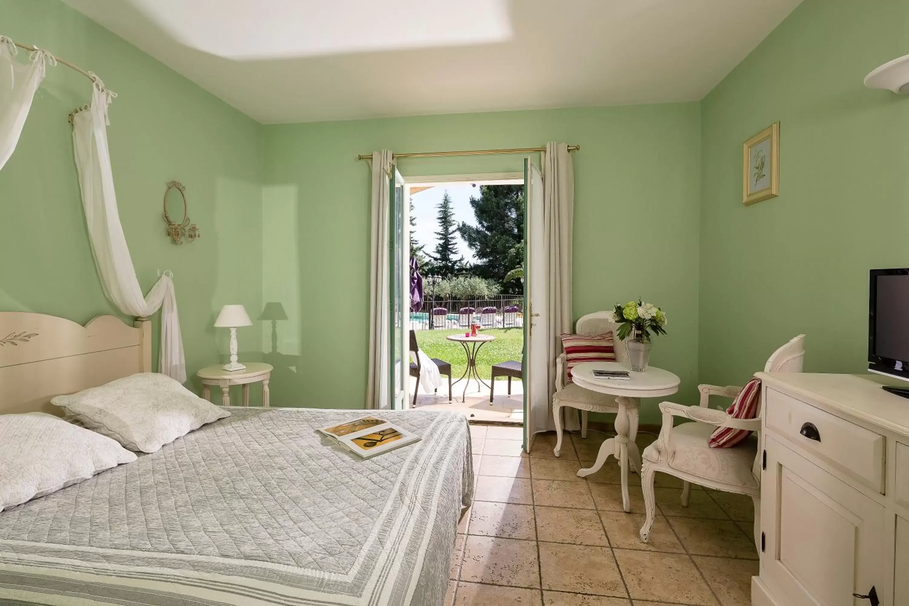 Superior Double Room with Terrace in Hotel Restaurant Le Clos De Pradines Superior Double Room with Terrace in Hotel Restaurant Le Clos De Pradines