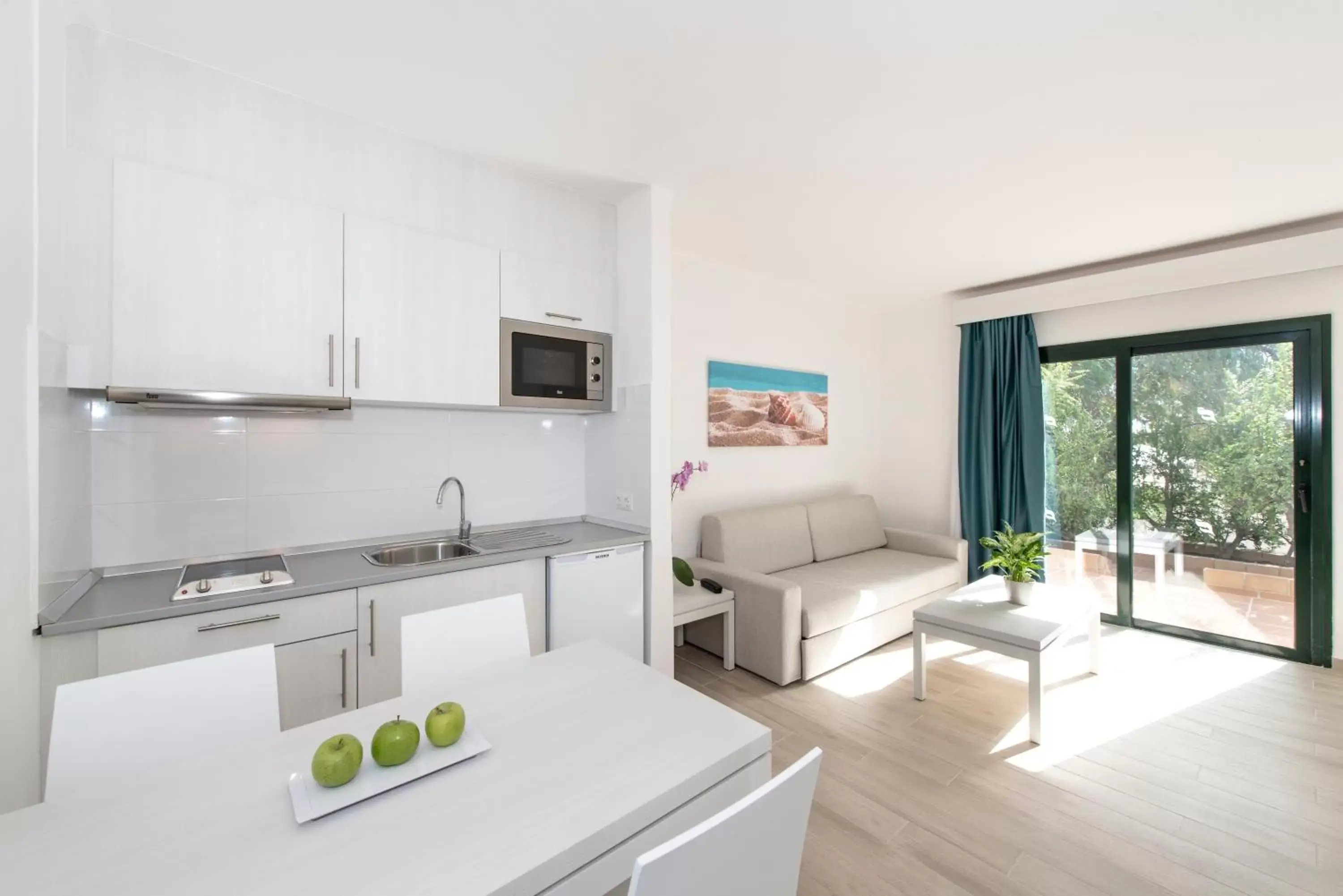 Two-Bedroom Apartment in Hotel THB Flora Two-Bedroom Apartment in Hotel THB Flora