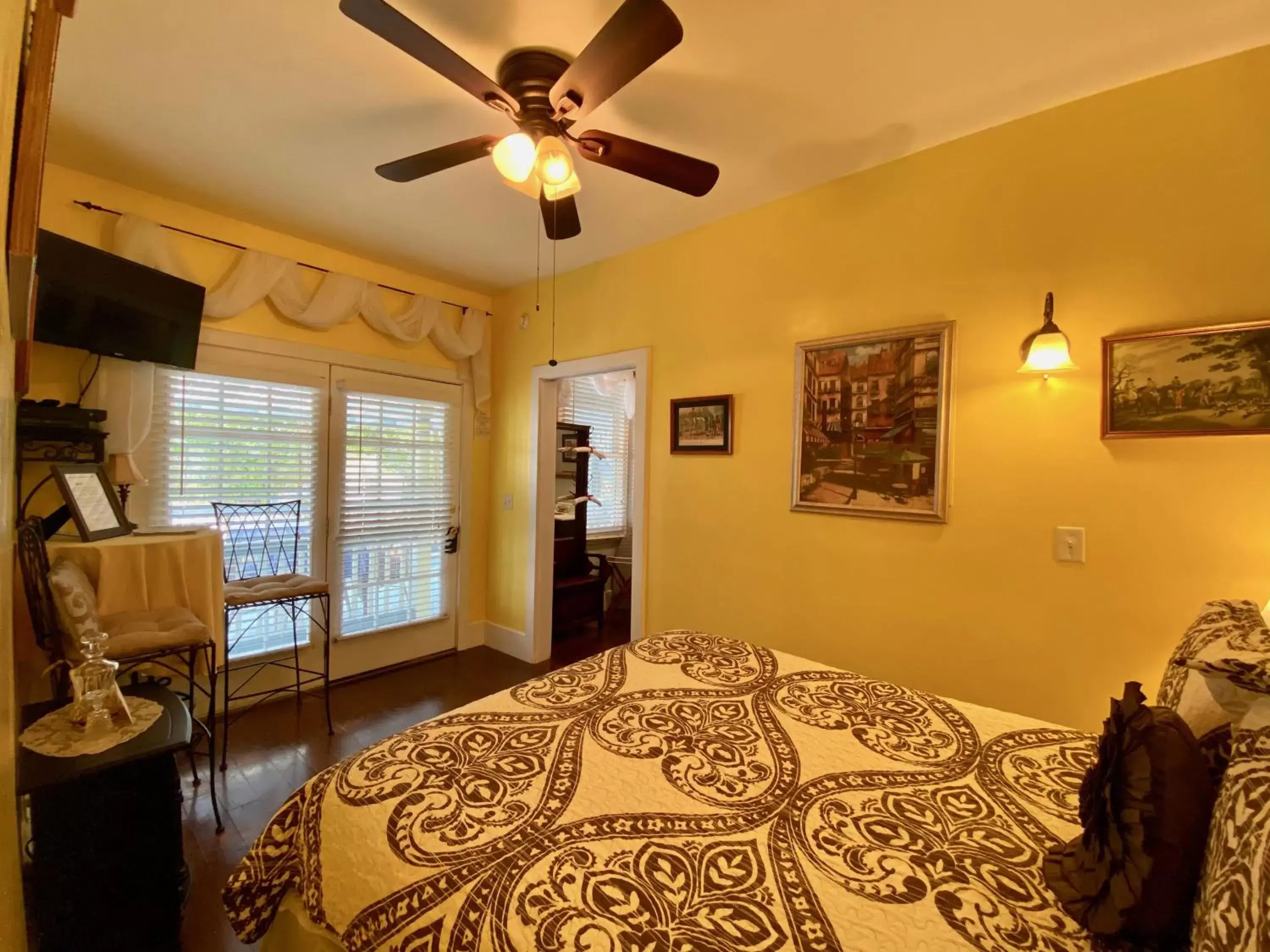 Economy Queen Room in Penny Farthing Inn Economy Queen Room in Penny Farthing Inn