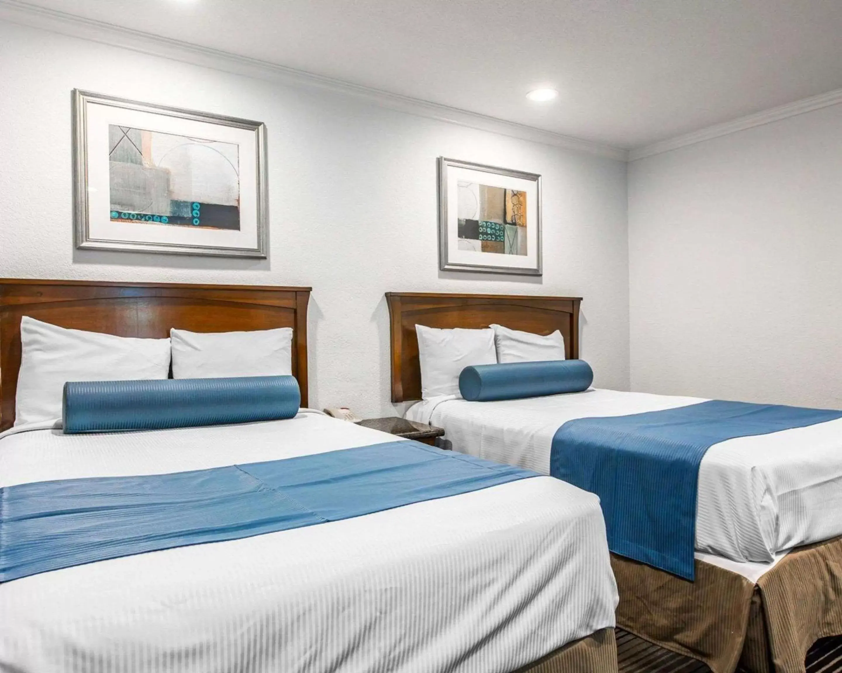 Double Room with Two Double Beds - Non-Smoking in Rodeway Inn & Suites Pacific Coast Highway Double Room with Two Double Beds - Non-Smoking in Rodeway Inn & Suites Pacific Coast Highway