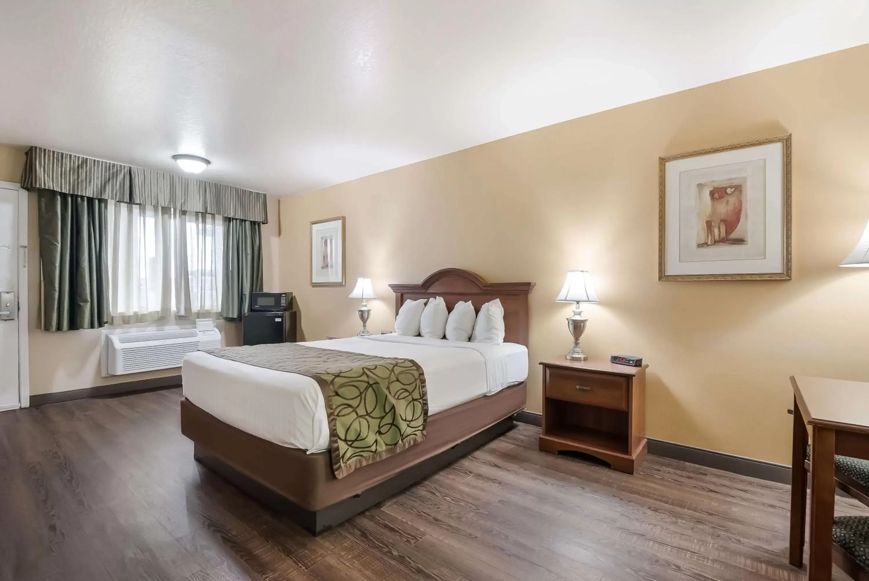 Queen Room with Roll-In Shower - Disability Access in SureStay Hotel by Best Western Fernley Queen Room with Roll-In Shower - Disability Access in SureStay Hotel by Best Western Fernley