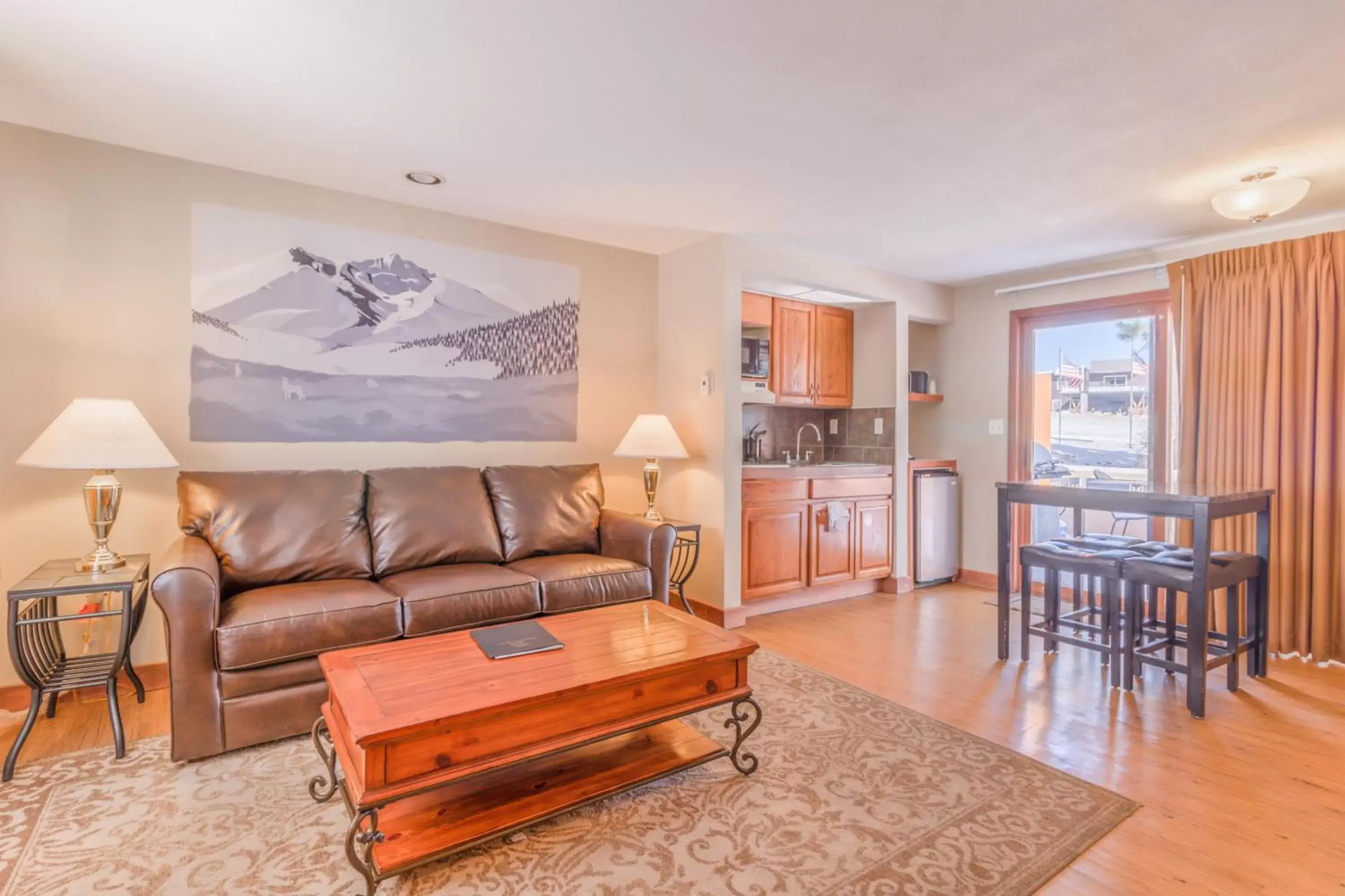 King Suite with Kitchenette 06 in Murphy's Resort King Suite with Kitchenette 06 in Murphy's Resort