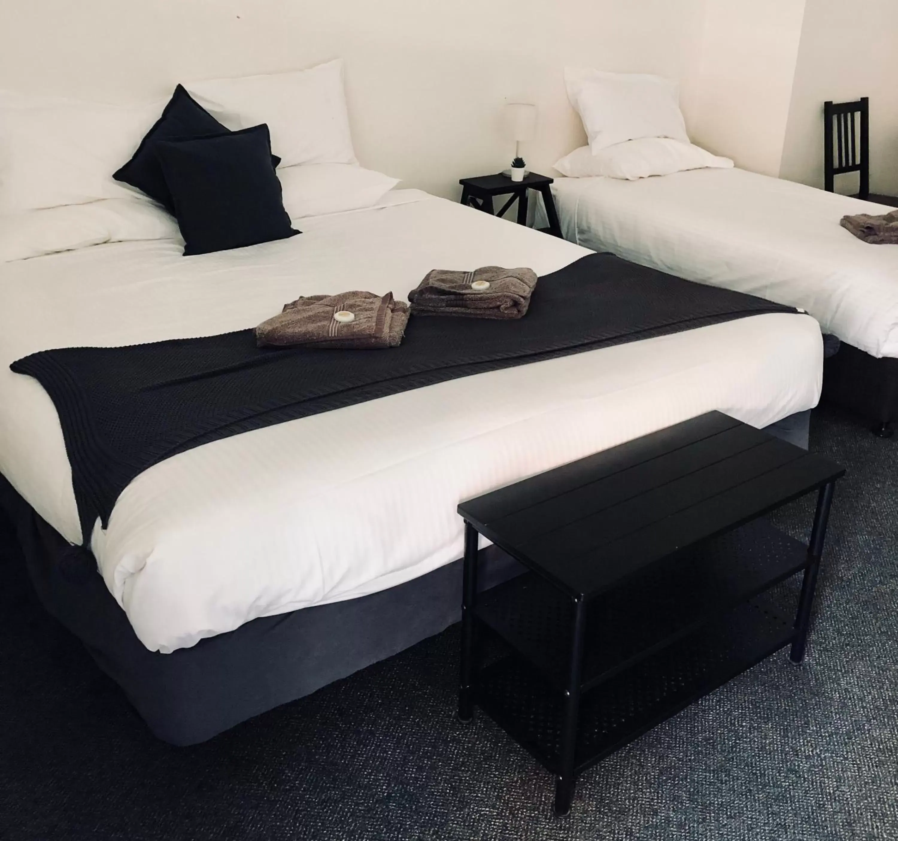 Quadruple Room with Shared Bathroom in The Woolpack Hotel Quadruple Room with Shared Bathroom in The Woolpack Hotel