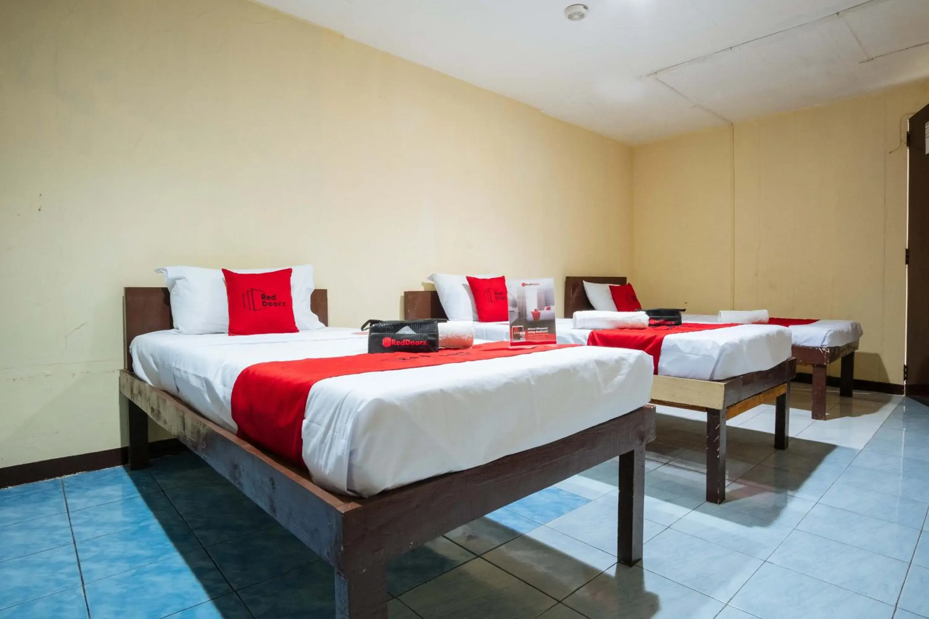 Triple Room in RedDoorz @Downtown Bacolod Triple Room in RedDoorz @Downtown Bacolod