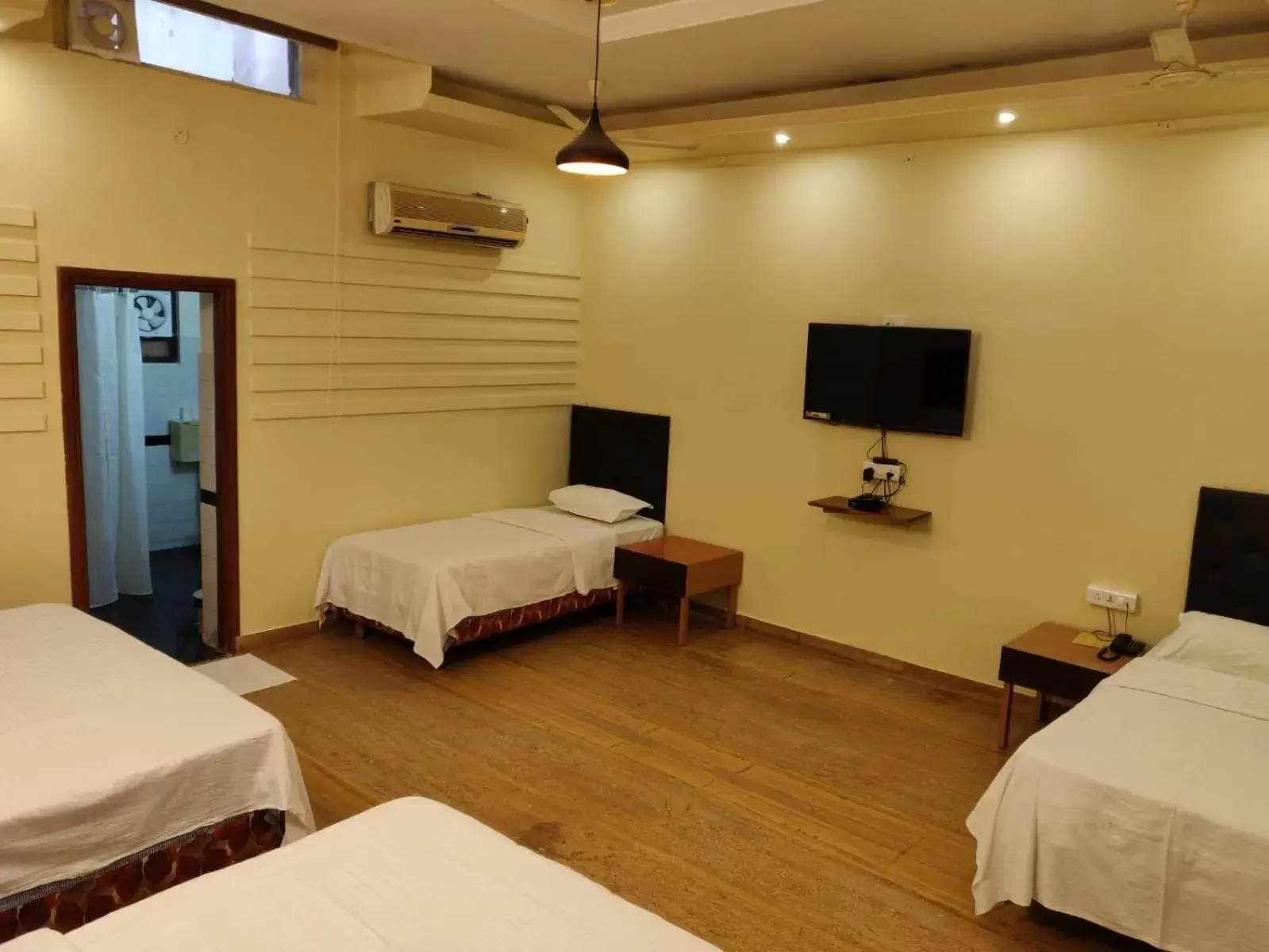 6 Bed Room in Hotel H R Palace 6 Bed Room in Hotel H R Palace