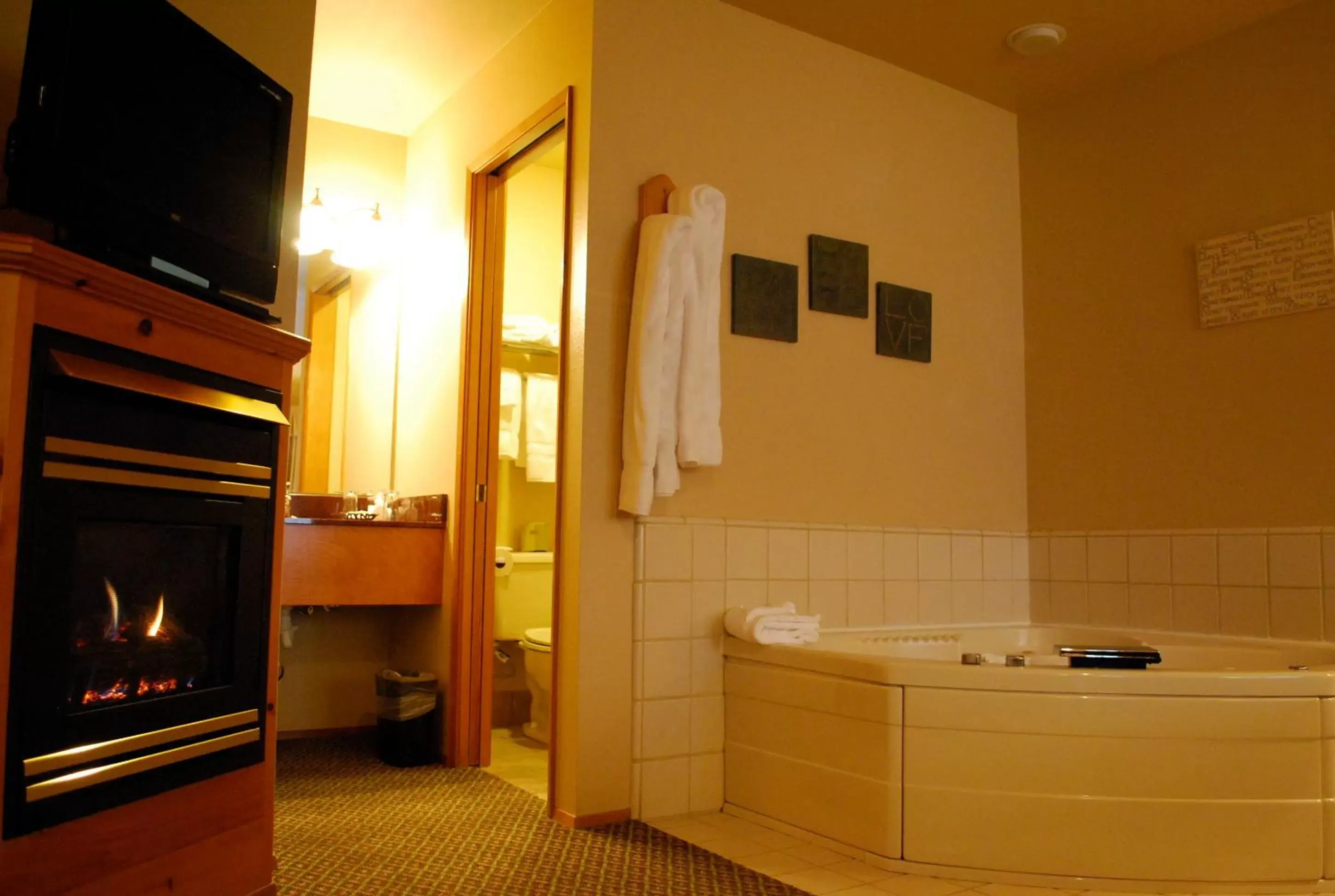 King Suite with Whirlpool in Linderhof Inn King Suite with Whirlpool in Linderhof Inn