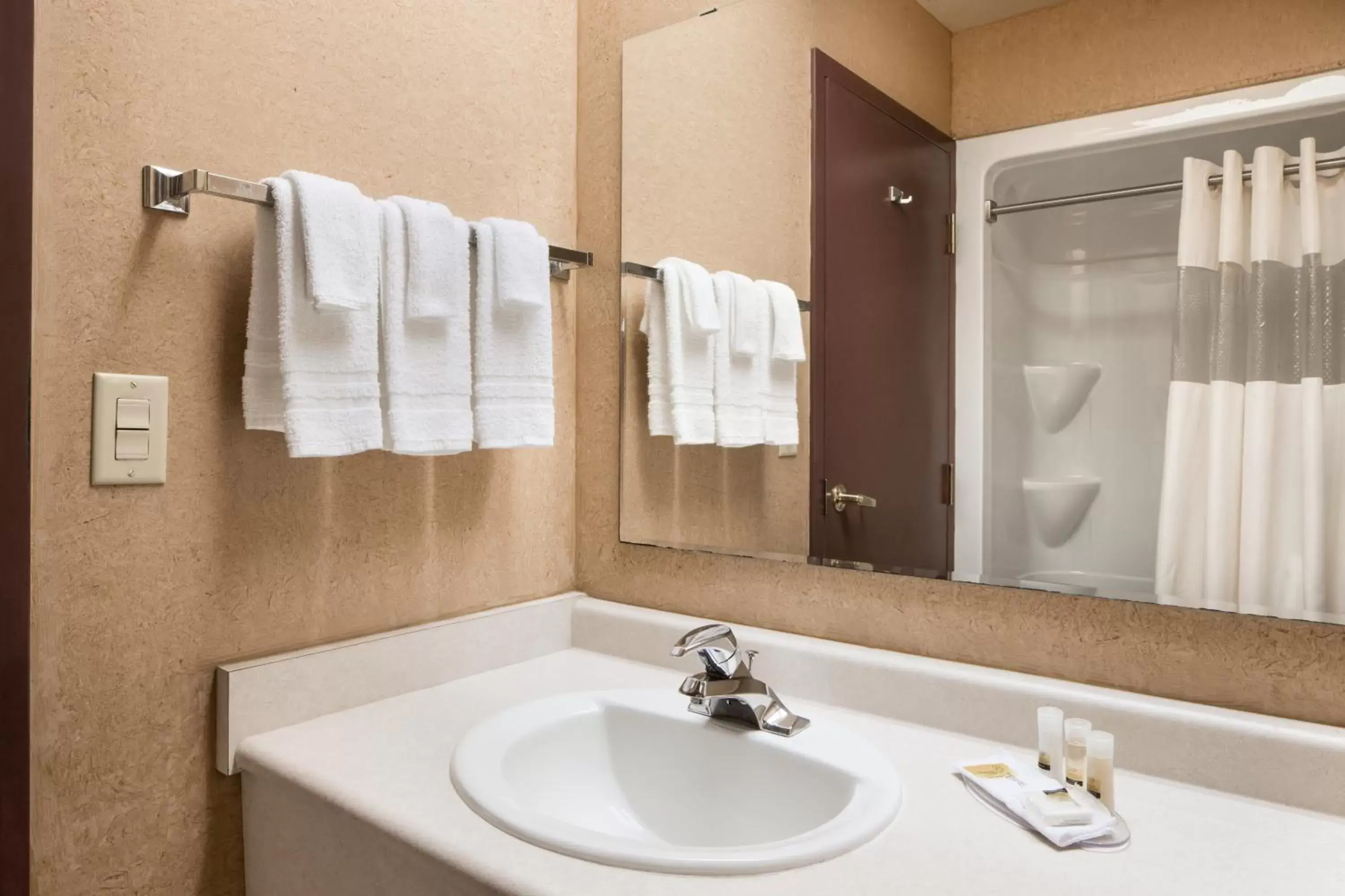 King Room - Second Floor/Non-Smoking in Days Inn by Wyndham Leamington King Room - Second Floor/Non-Smoking in Days Inn by Wyndham Leamington