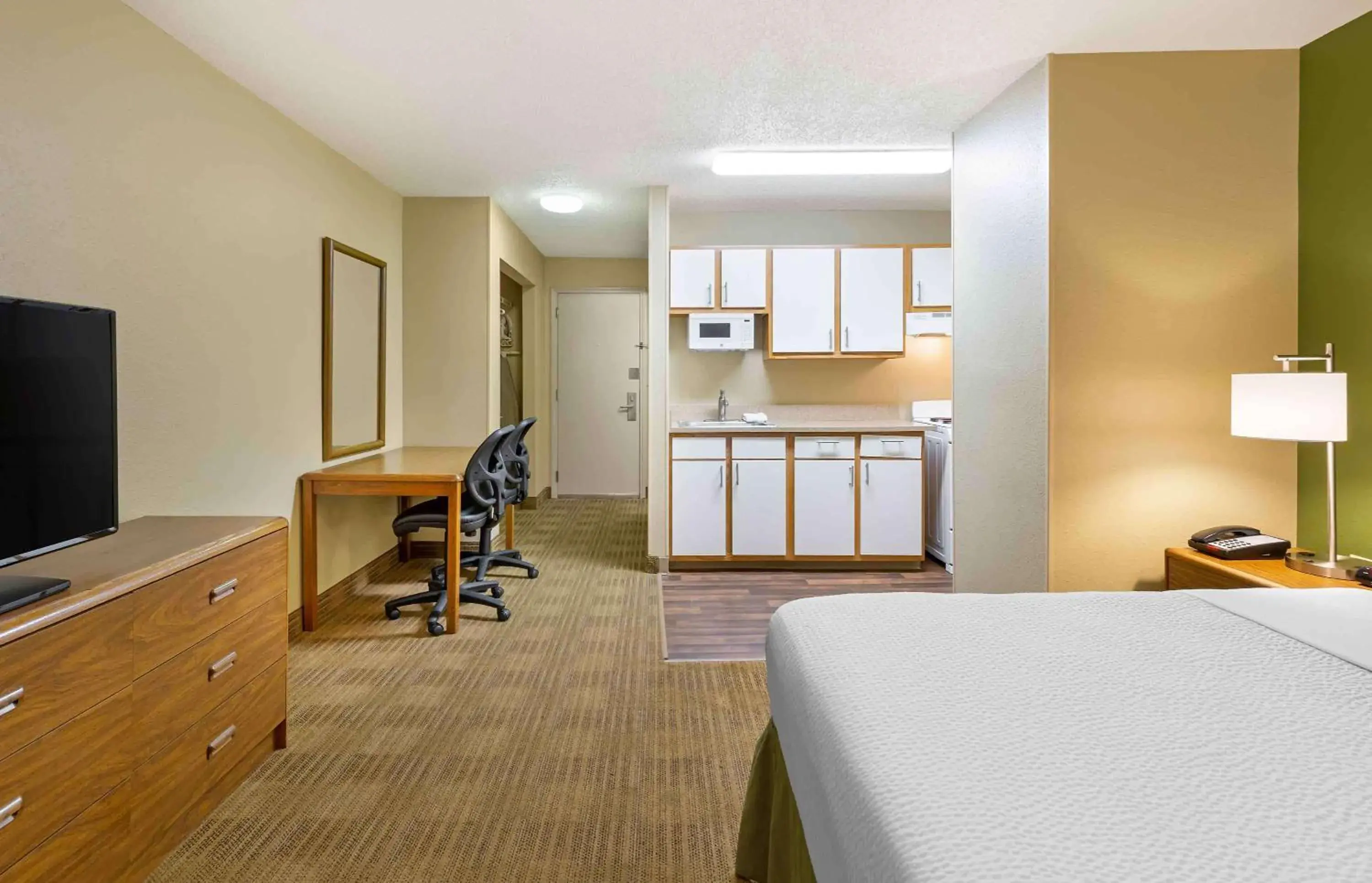 Queen Studio - Non-Smoking in Extended Stay America Suites - Greensboro - Wendover Ave Queen Studio - Non-Smoking in Extended Stay America Suites - Greensboro - Wendover Ave