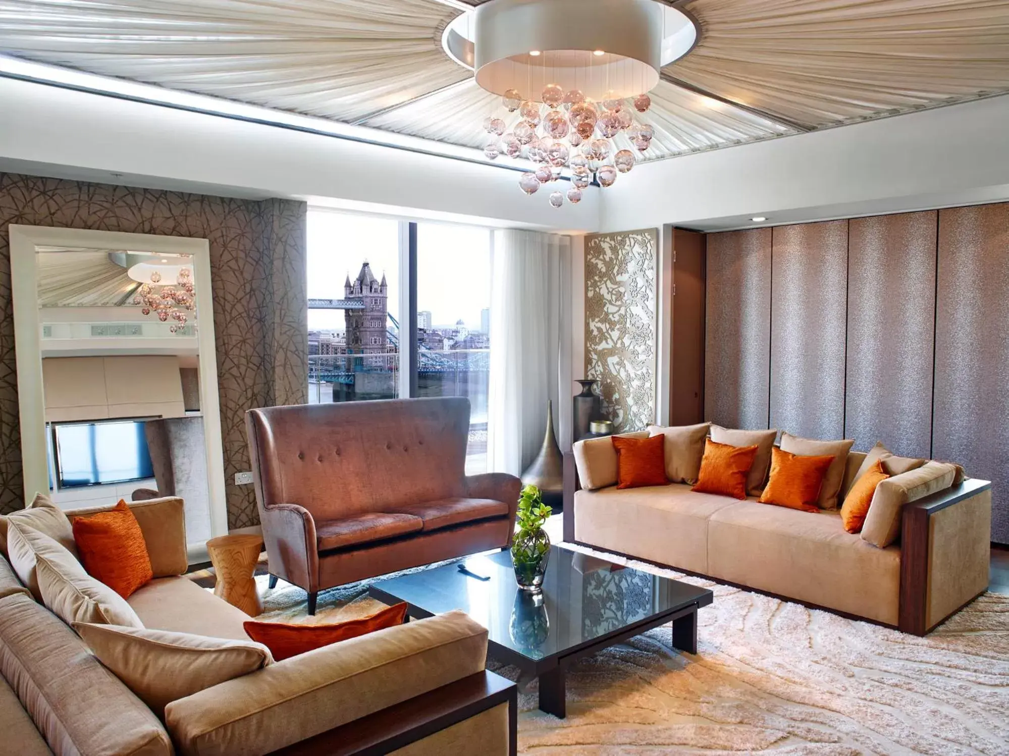 Two-Bedroom Penthouse Tower View in Cheval Three Quays at The Tower of London Two-Bedroom Penthouse Tower View in Cheval Three Quays at The Tower of London