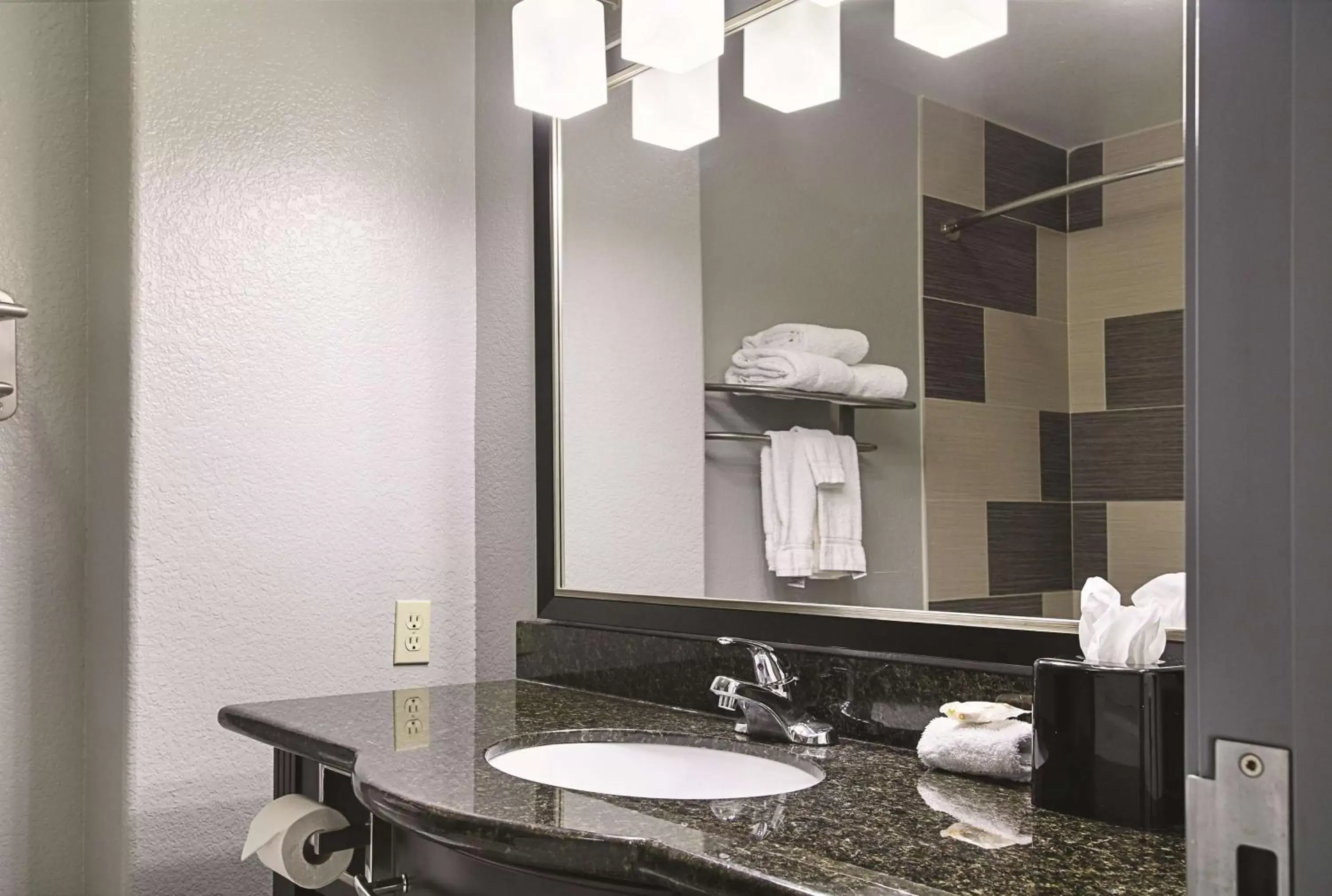 Deluxe King Room with Bath Tub - Mobility Accessible/Non-Smoking in La Quinta Inn & Suites by Wyndham South Dallas - Hutchins Deluxe King Room with Bath Tub - Mobility Accessible/Non-Smoking in La Quinta Inn & Suites by Wyndham South Dallas - Hutchins