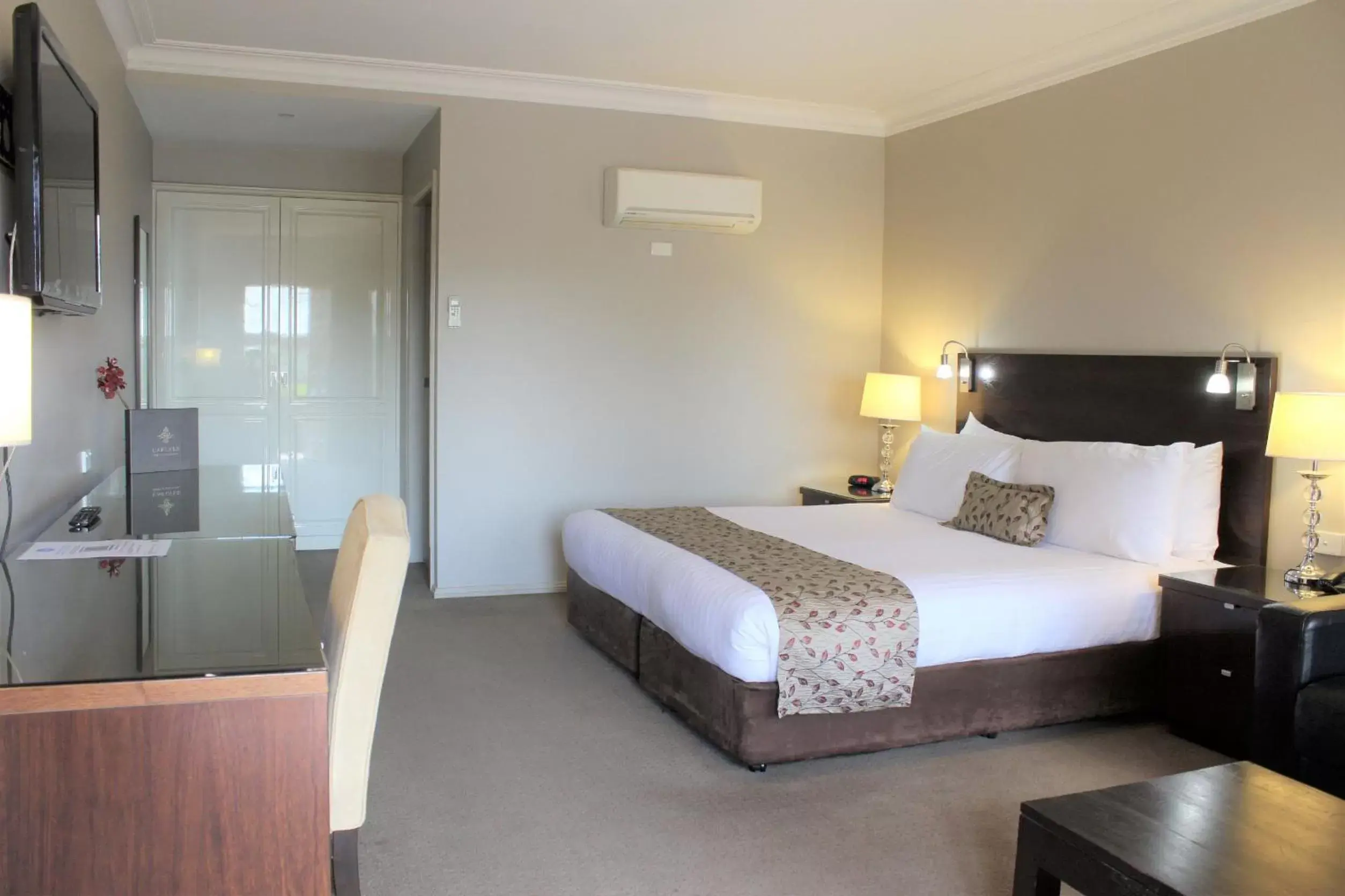 King Studio - single occupancy in Carlyle Suites & Apartments King Studio - single occupancy in Carlyle Suites & Apartments