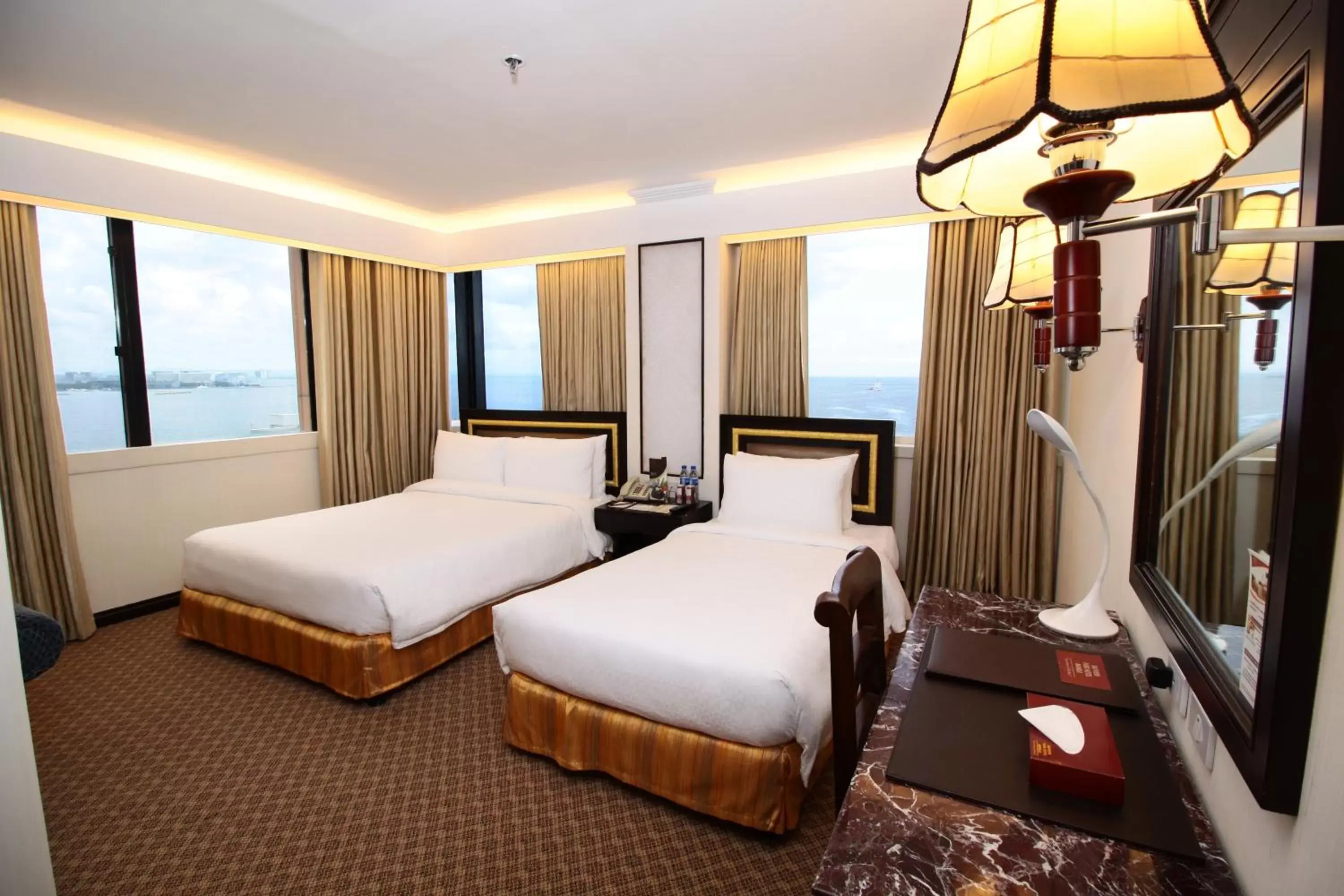 Deluxe Twin or Double Room in Bayview Park Hotel Manila Deluxe Twin or Double Room in Bayview Park Hotel Manila