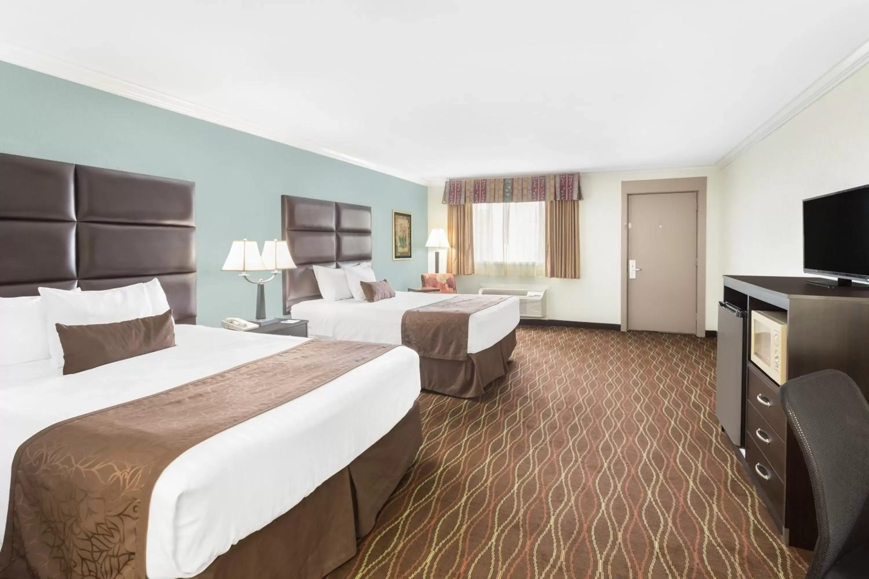 Queen Room with Two Queen Beds and Bath Tub - Mobility Accessible/Non-Smoking in Baymont by Wyndham Helen Queen Room with Two Queen Beds and Bath Tub - Mobility Accessible/Non-Smoking in Baymont by Wyndham Helen