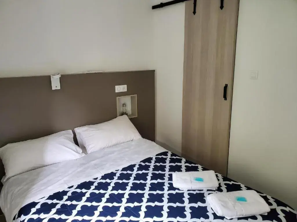 Standard Double Room - single occupancy in hotel de la gare Standard Double Room - single occupancy in hotel de la gare