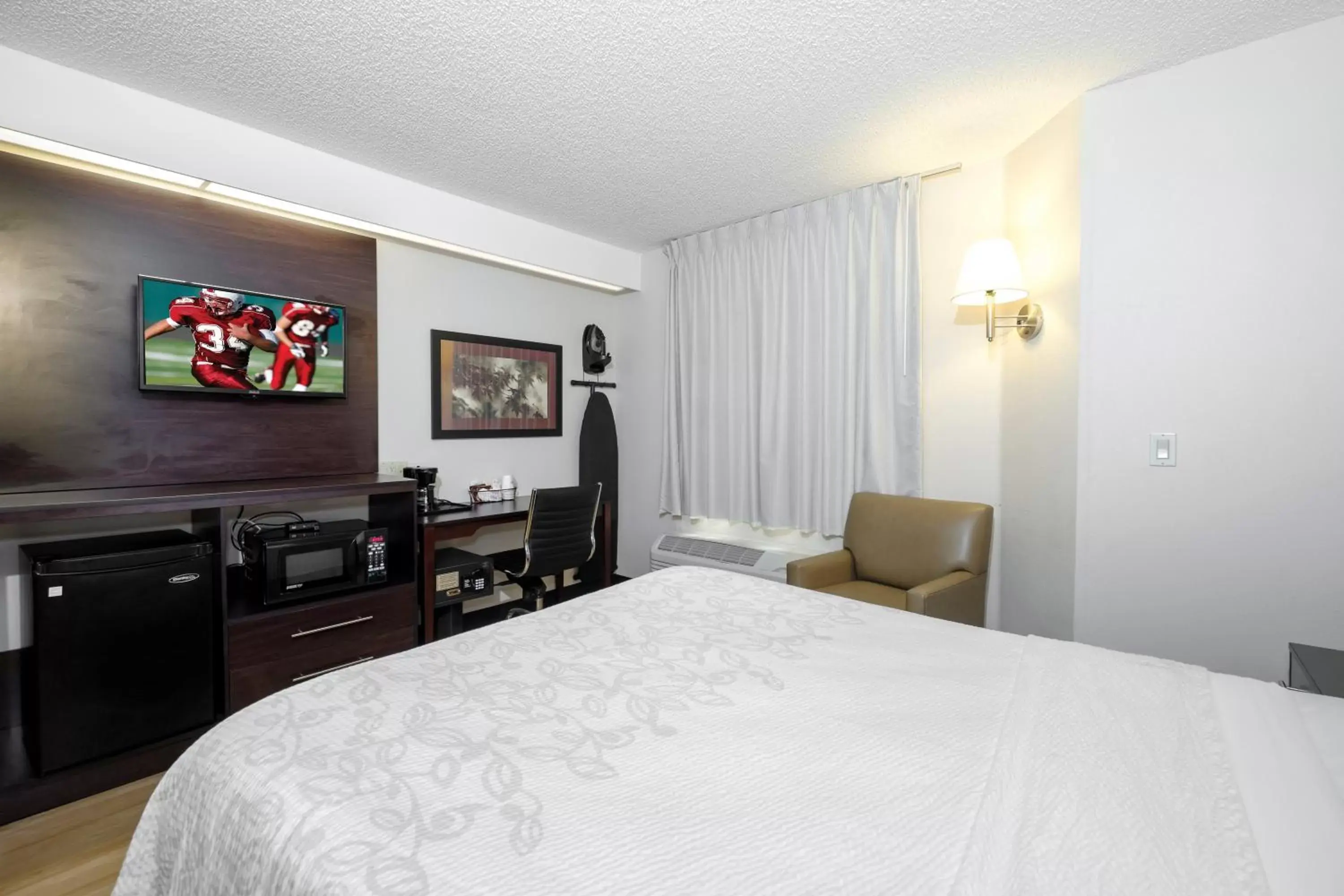 Deluxe Queen Room - Disabililty Access/Roll-In Shower Smoke-Free in Red Roof Inn PLUS+ Palm Coast Deluxe Queen Room - Disabililty Access/Roll-In Shower Smoke-Free in Red Roof Inn PLUS+ Palm Coast