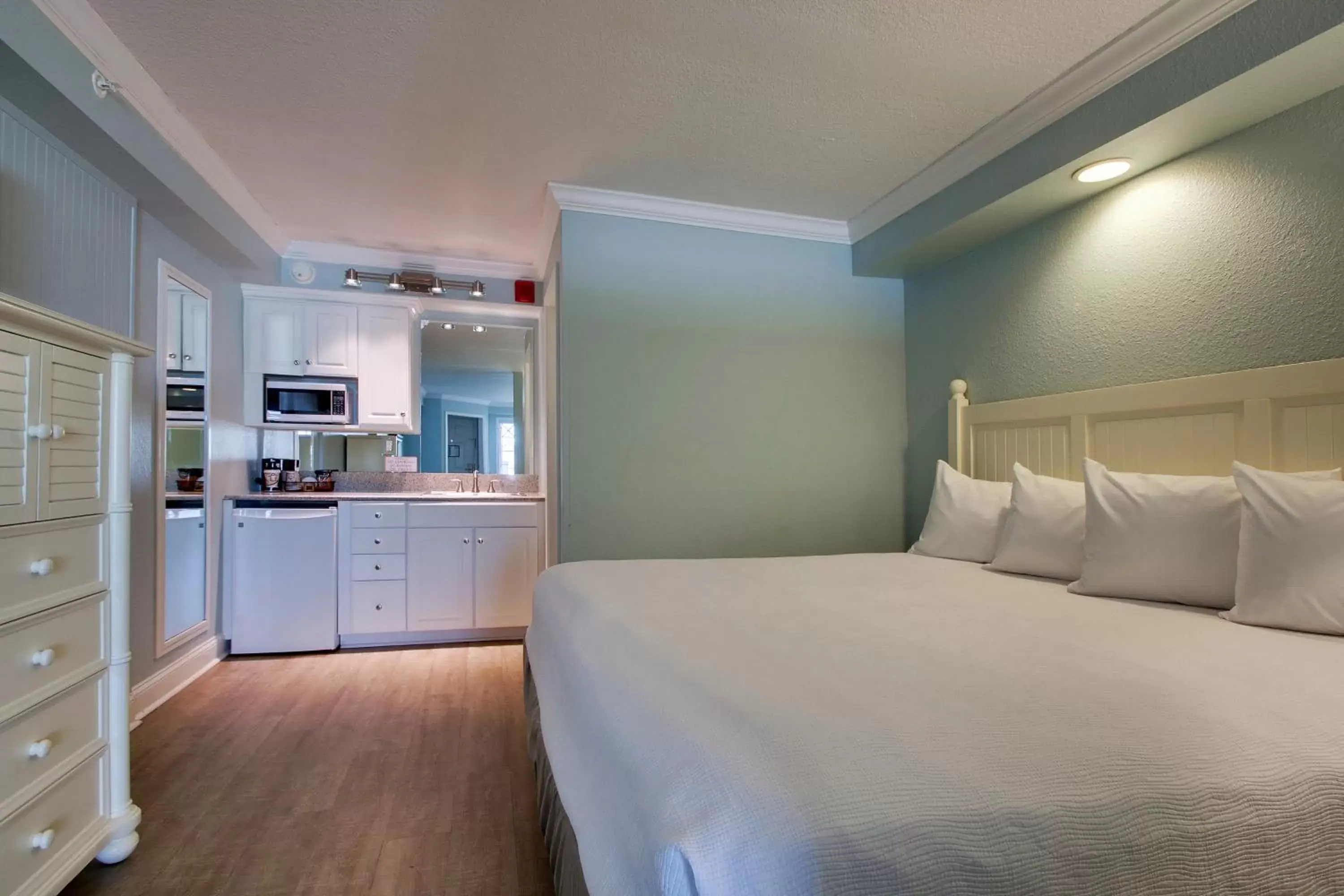 Island King Room with Sofa Bed in Islander Hotel & Resort Island King Room with Sofa Bed in Islander Hotel & Resort