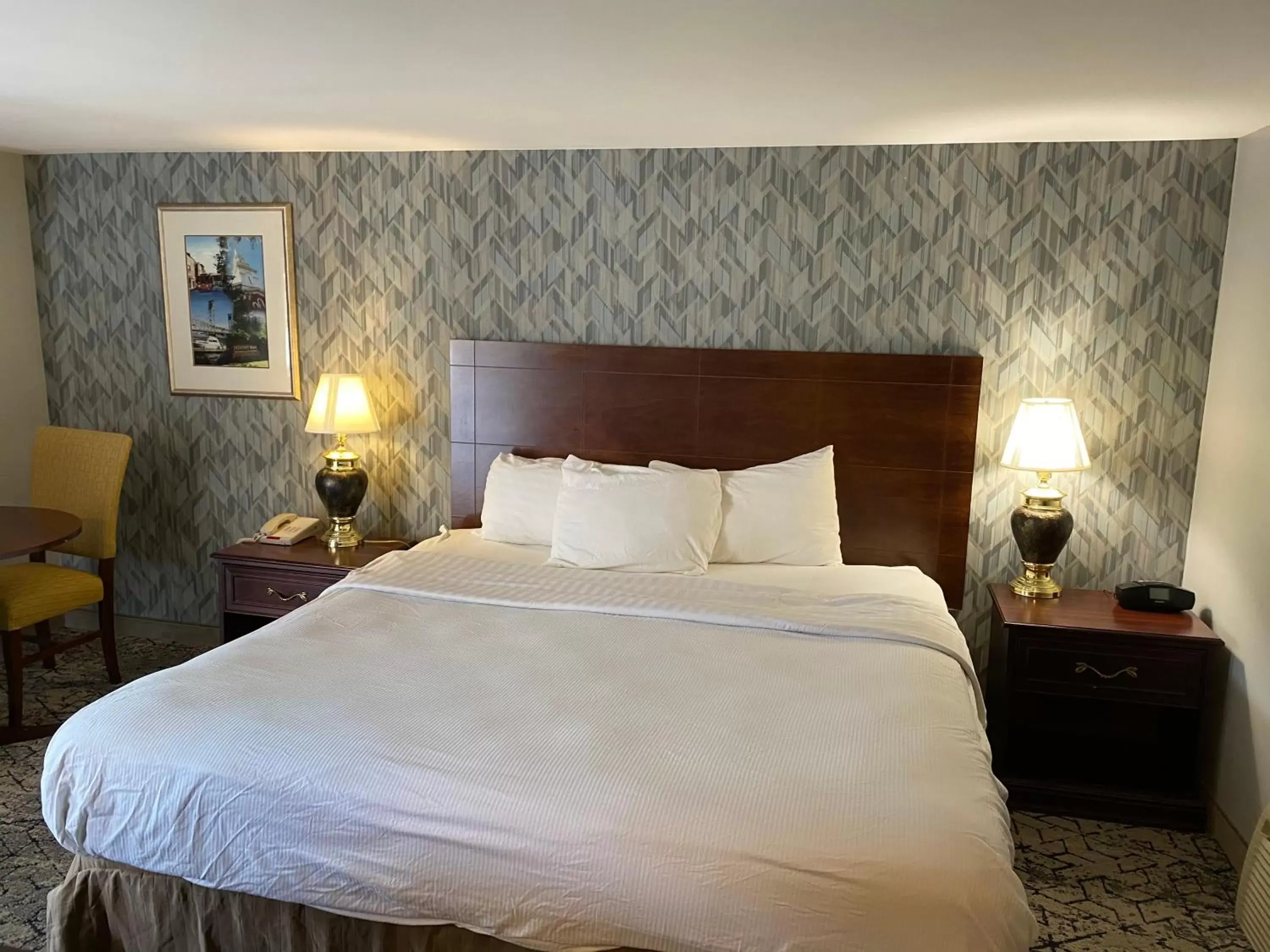 King Room with Bath Tub - Mobility Accessible/Non-Smoking in Woodwards White Mountain Resort BW Signature Collection King Room with Bath Tub - Mobility Accessible/Non-Smoking in Woodwards White Mountain Resort BW Signature Collection